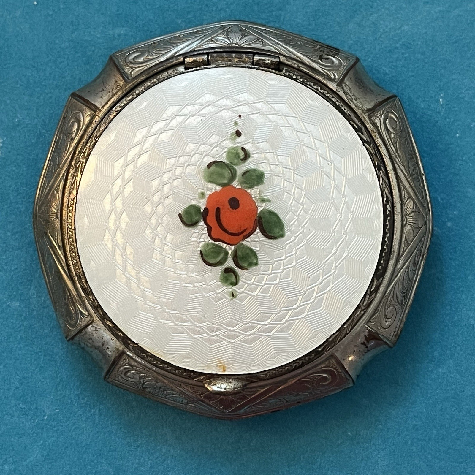 Vintage 1930s Powder/Mirror Compact White Enamel With Red Rose Silver tone READ Vintage 1930s Powder/Mirror Compact White Enamel With Red Rose Silver tone READ