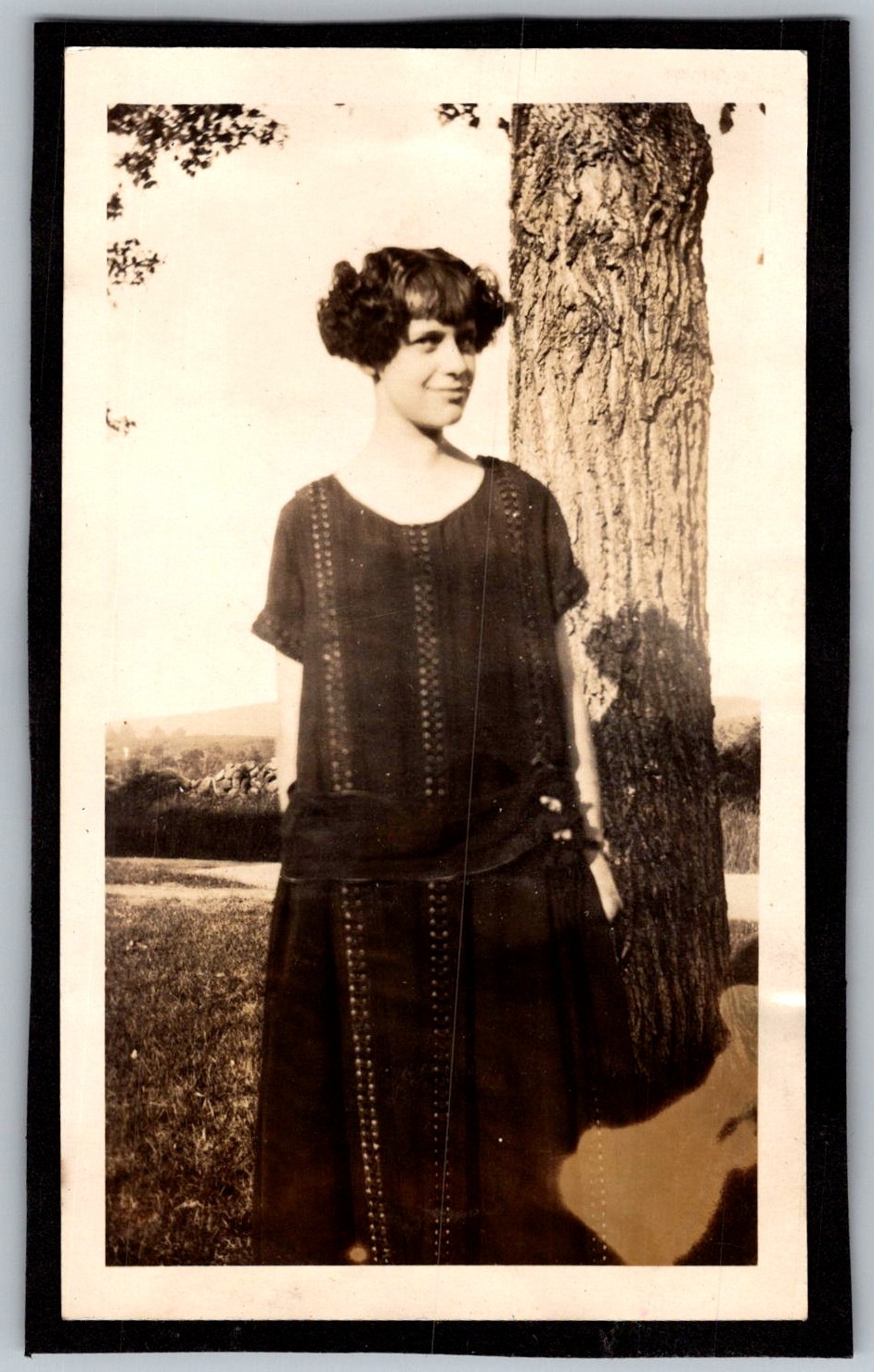 Vtg B&W Snapshot Woman In 1920s Flapper Style Dress Standing By Large Tree 1920s
