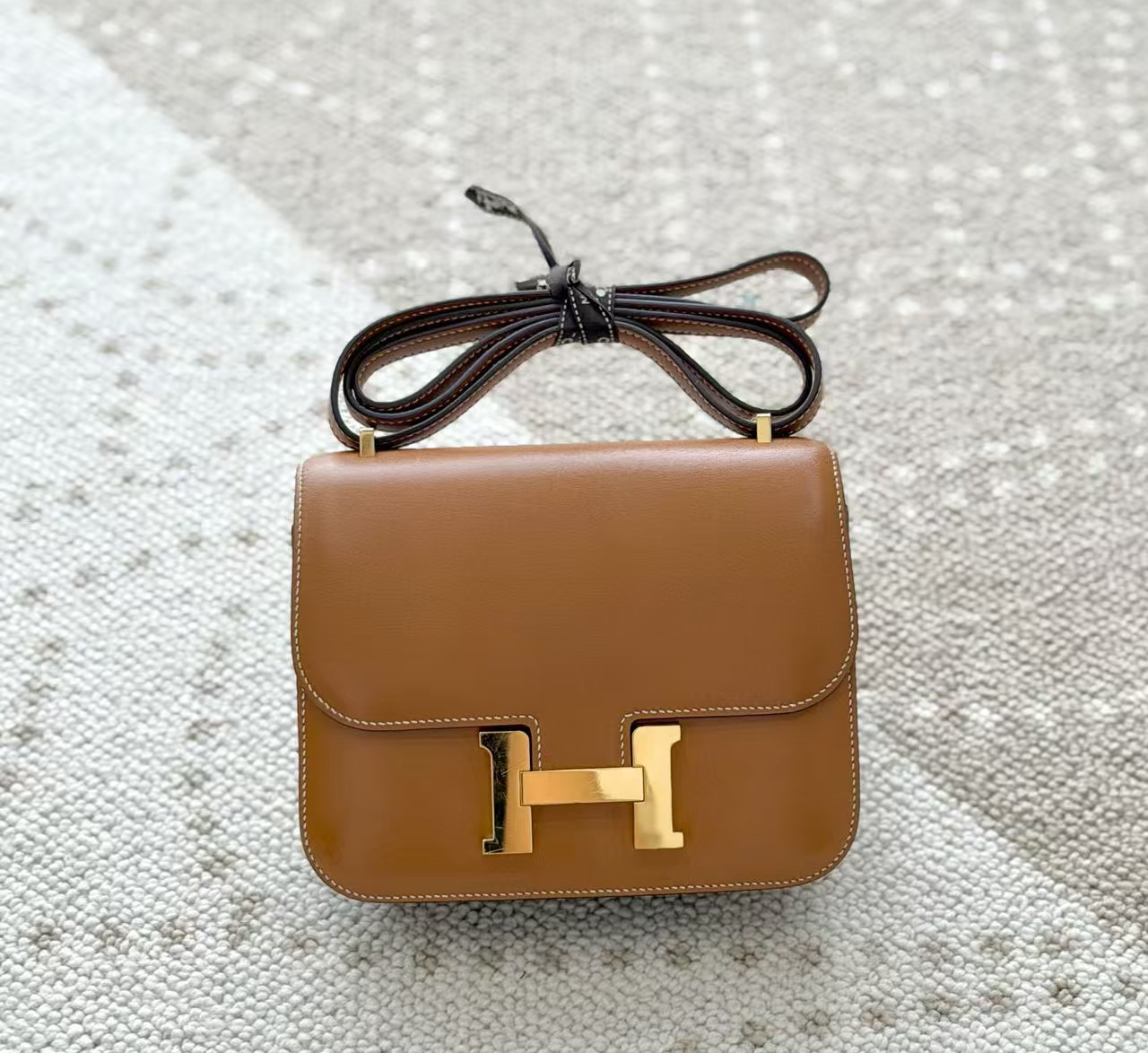 AUTH Hermès Constance 18 Natural Sable Leather Gold Hardware Shoulder Bag