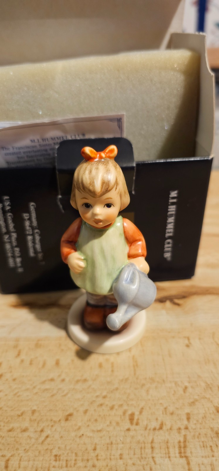 M.J. Hummel Goebel Nature's Gift 729 Figurine M.J. Hummel Goebel Nature's Gift 729 Figurine
