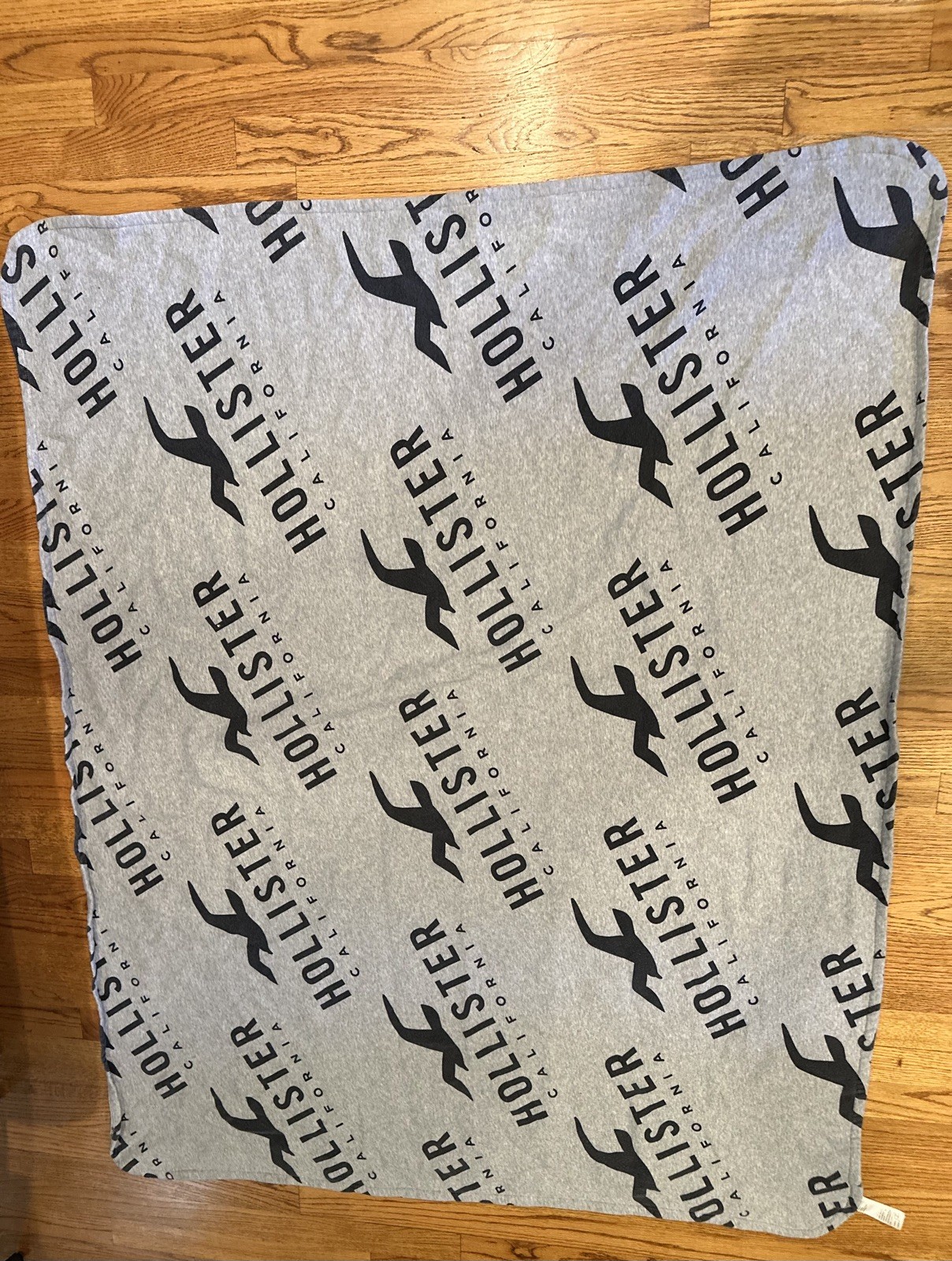 Hollister gray blanket with Hollister logos 127cmx152.5cm Hollister gray blanket with Hollister logos 127cmx152.5cm