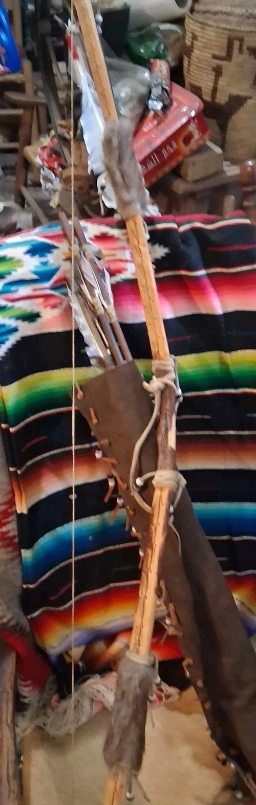 **AWESOME  VINTAGE  NATIVE AMERICAN BOW AND QUIVER 4 ARROWS NICE**