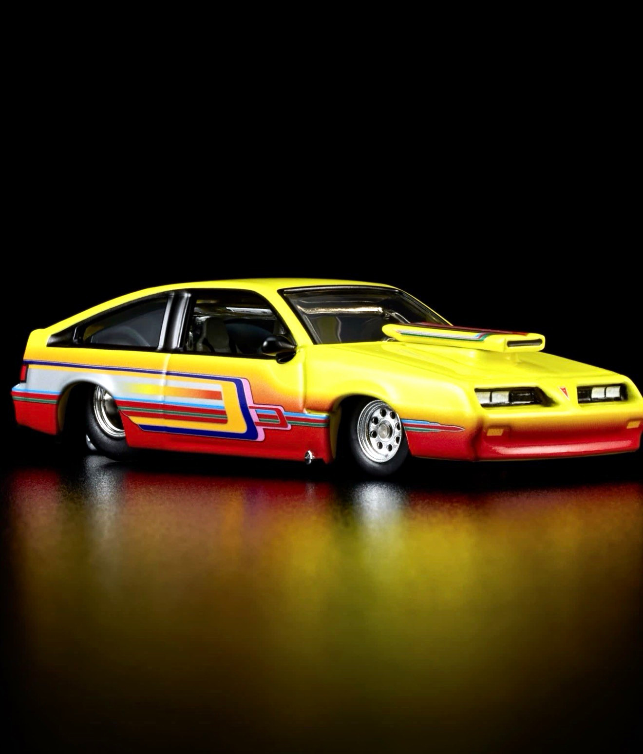 Hot Wheels 1:64 1985 Pontiac J-2000 Diecast Yellow/Red Opening Front End Hot Wheels 1:64 1985 Pontiac J-2000 Diecast Yellow/Red Opening Front End