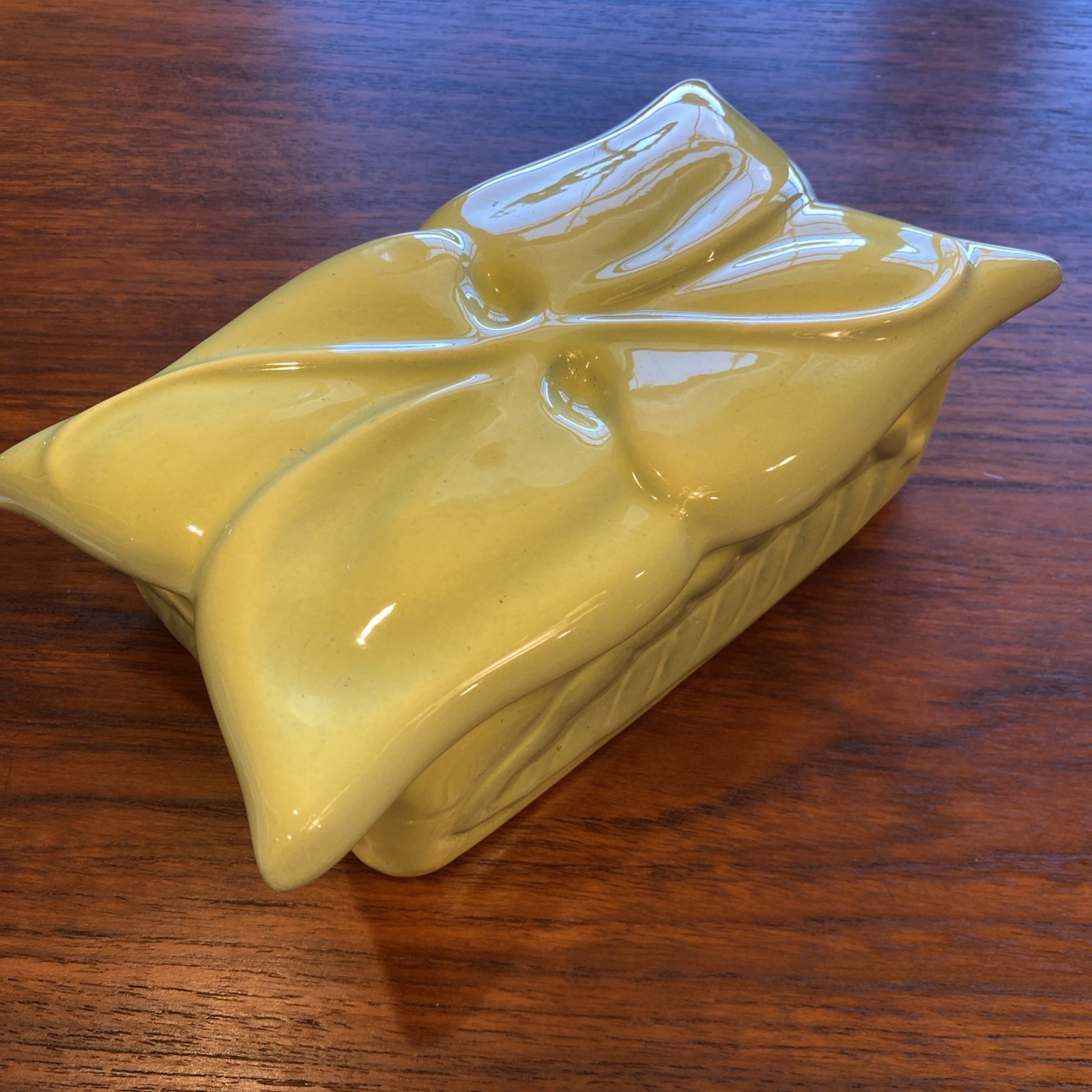 Vintage Green Yellow Ceramic Trinket Box Lidded Jewelry Box with Leaf pattern Vintage Green Yellow Ceramic Trinket Box Lidded Jewelry Box with Leaf pattern