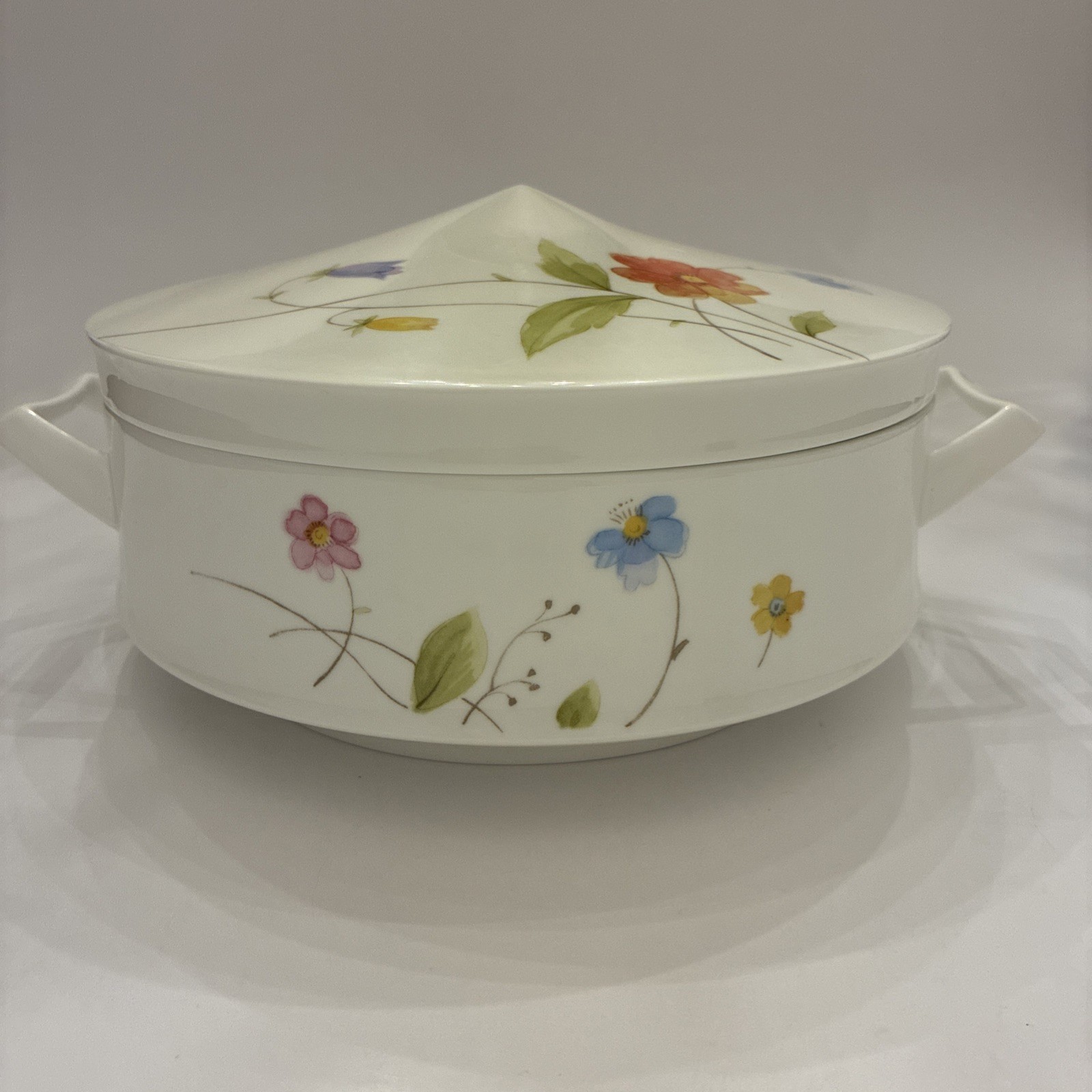 MIKASA JUST FLOWERS: ROUND COVERED CASSEROLE DISH A4-182 
