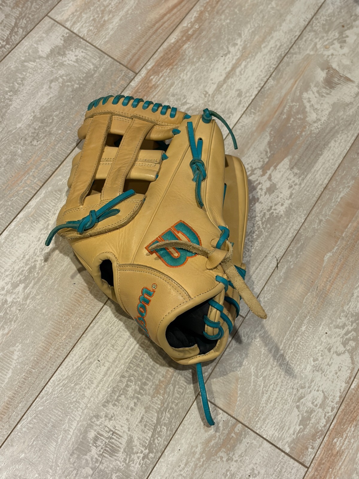 Wilson A1000 12” Infield Baseball Glove -Right Hand Throw Wilson A1000 12” Infield Baseball Glove -Right Hand Throw