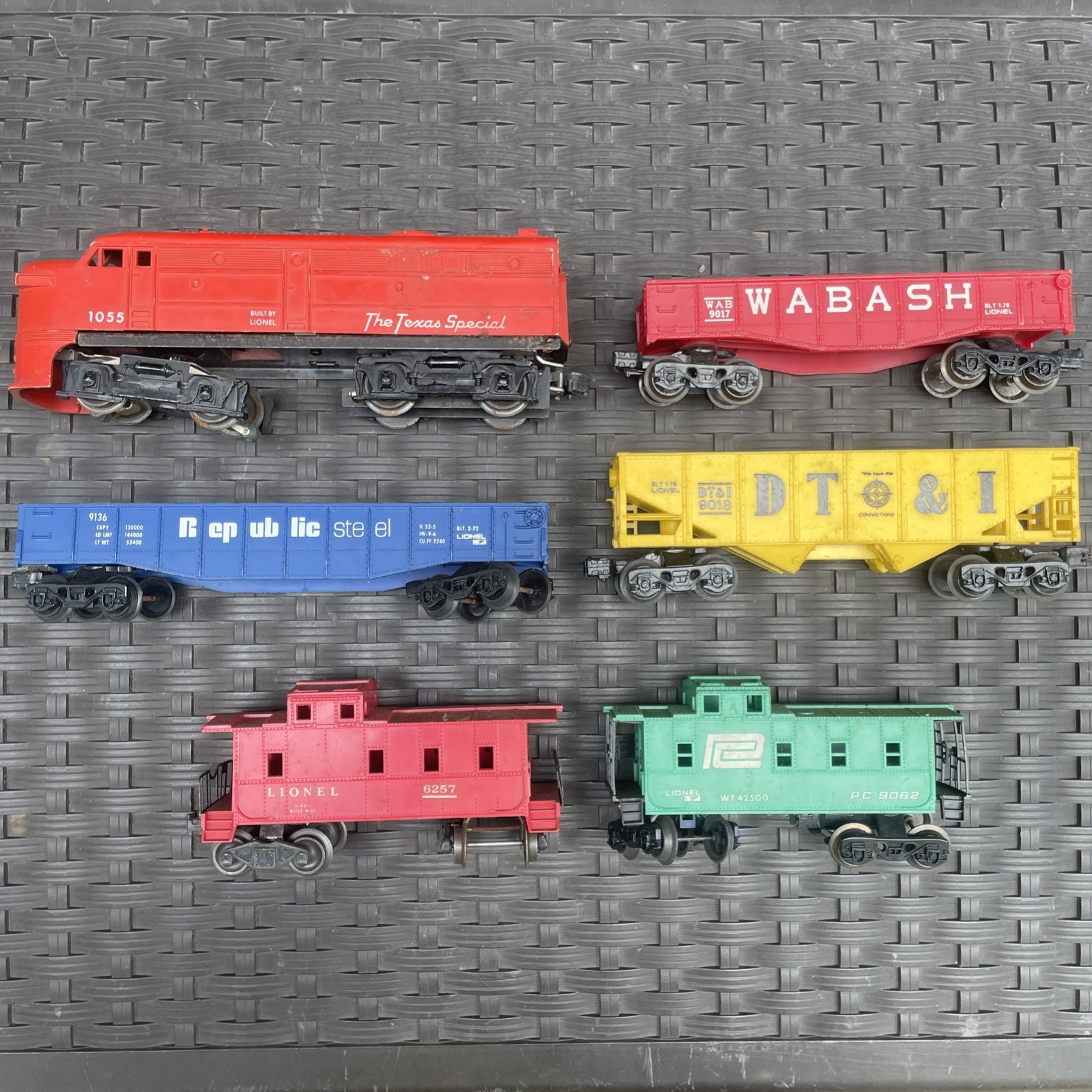 Vintage Lionel Set (5 Trains) Texas Special 1055 Diesel Engine & More - O Gauge Vintage Lionel Set (5 Trains) Texas Special 1055 Diesel Engine & More - O Gauge