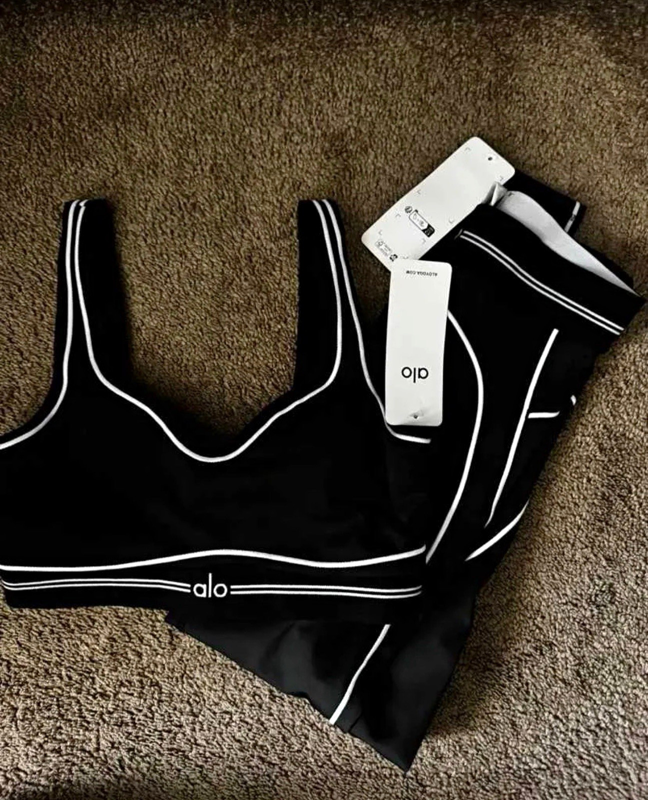 Alo Yoga Black/ White 2-Piece Set Sports Bra & Leggings Size L Alo Yoga Black/ White 2-Piece Set Sports Bra & Leggings Size L