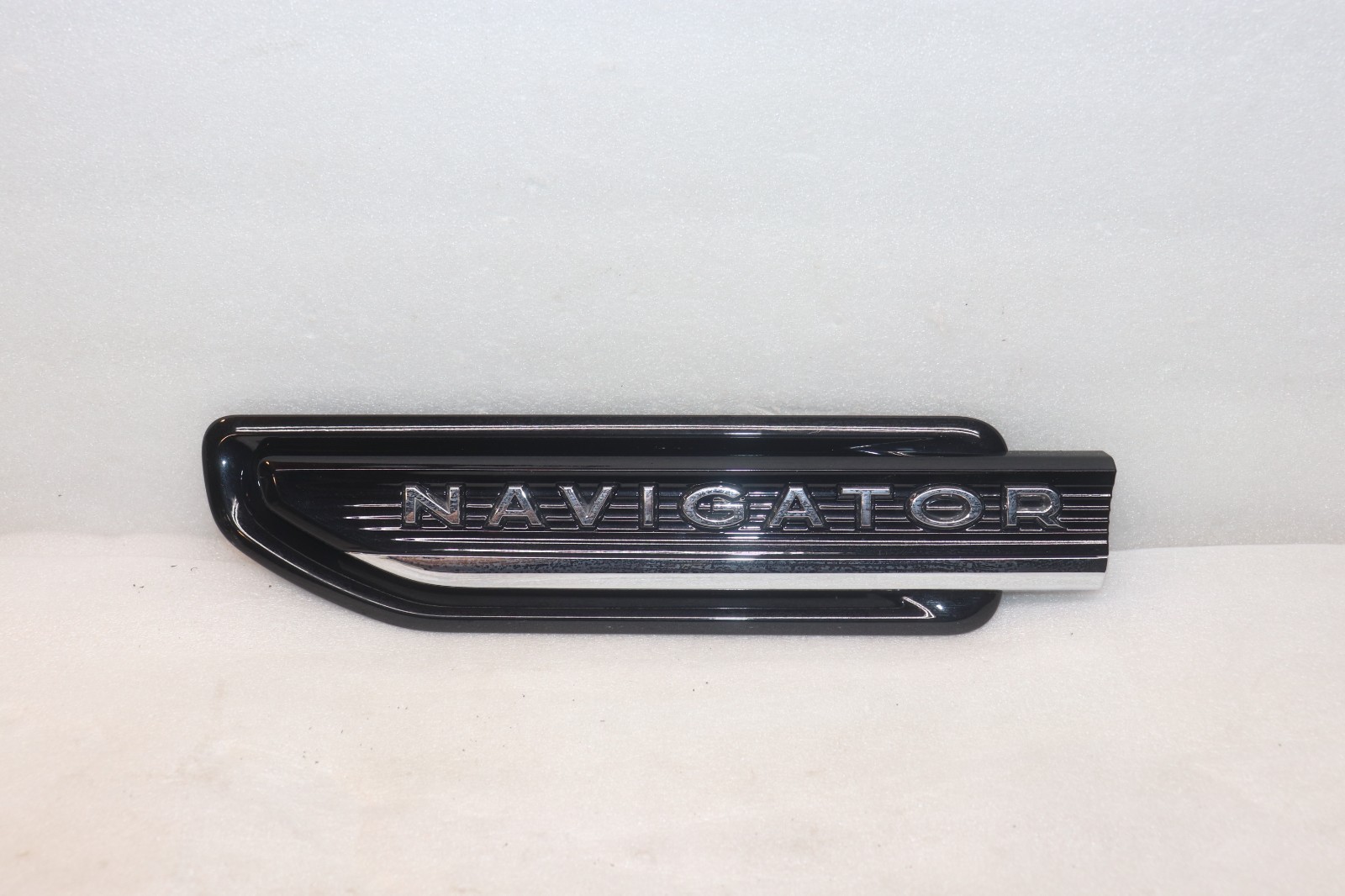 2018-2021 LINCOLN NAVIGATOR FRONT LEFT FENDER EMBLEM LOGO NAMEPLATE MOLDING OEM 2018-2021 LINCOLN NAVIGATOR FRONT LEFT FENDER EMBLEM LOGO NAMEPLATE MOLDING OEM