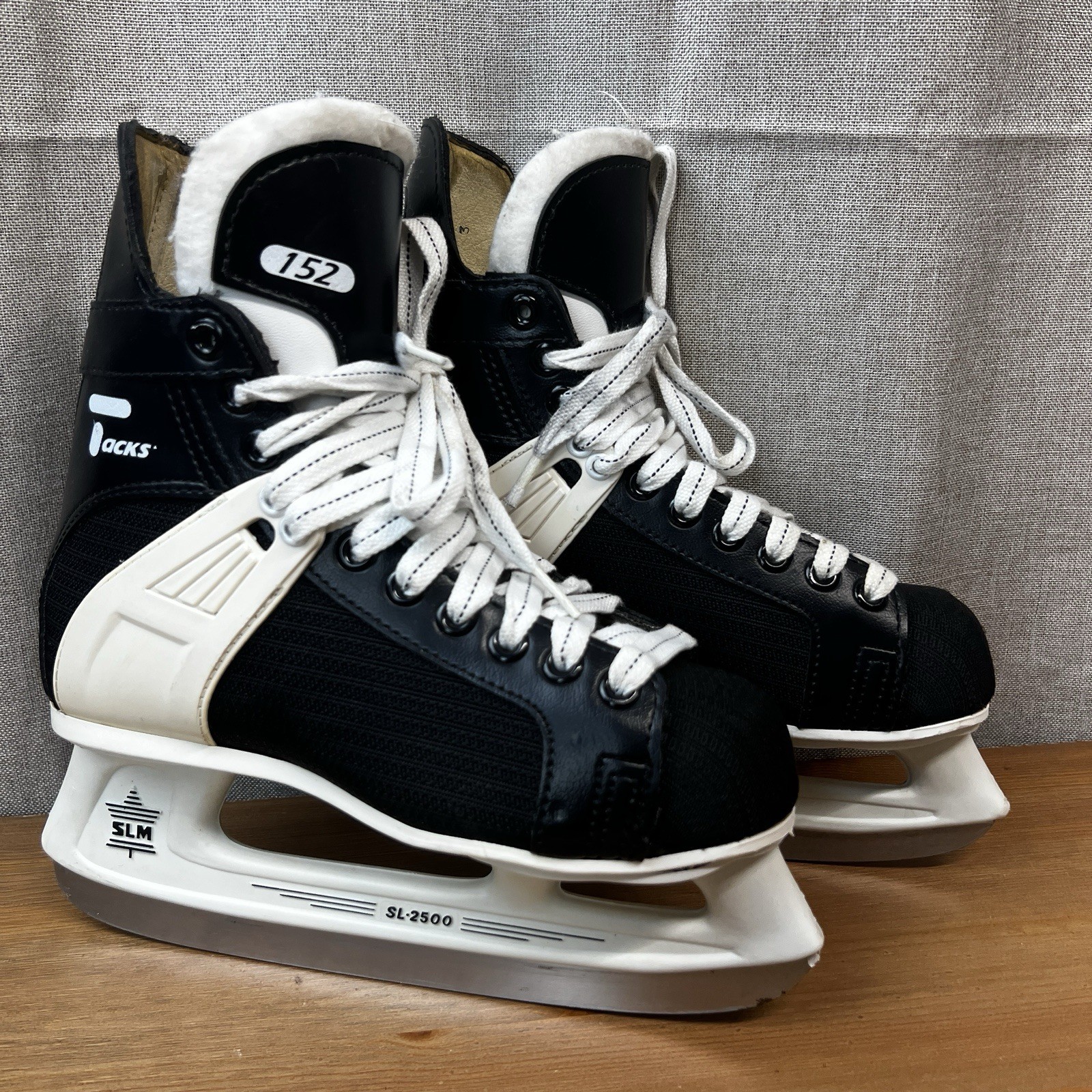 CCM Tacks Hockey Ice Skates 152 SL2500 Size 3 - 237MM EB 3 - EXCELLENT Condition CCM Tacks Hockey Ice Skates 152 SL2500 Size 3 - 237MM EB 3 - EXCELLENT Condition