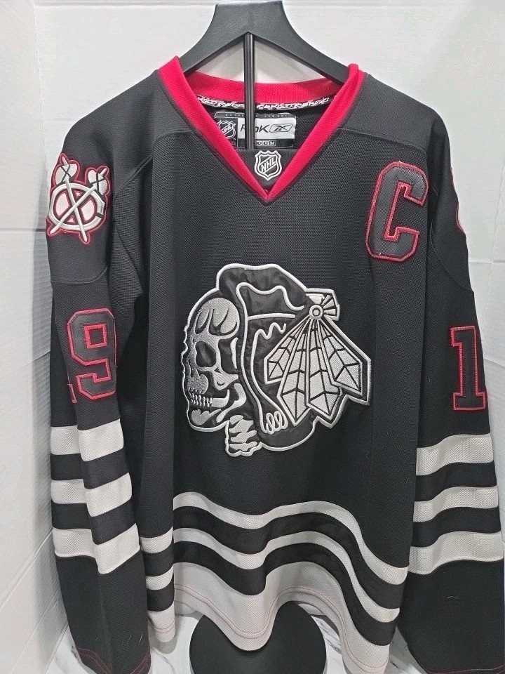 Reebok Chicago Blackhawks Jonathan Toews Third Jersey Skull Hawk NHL Hockey Reebok Chicago Blackhawks Jonathan Toews Third Jersey Skull Hawk NHL Hockey
