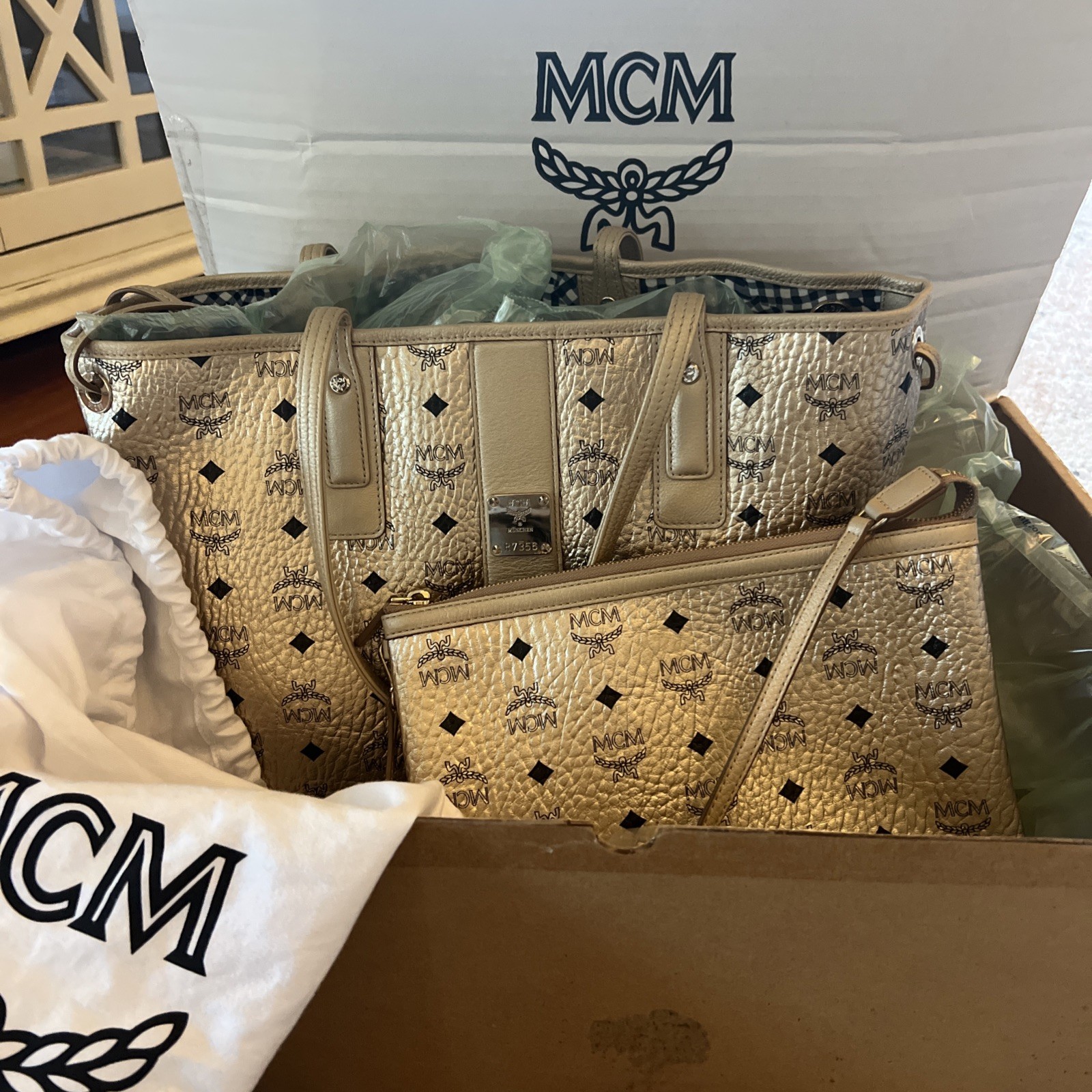 MCM Liz Shopper With Pouch In Berlin Gold Includes Dust Bag MCM Liz Shopper With Pouch In Berlin Gold Includes Dust Bag