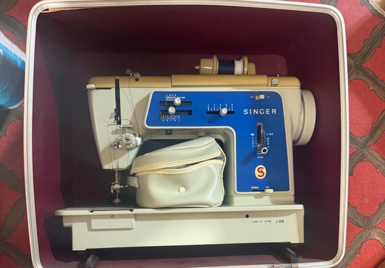 Vintage Singer 615U Sewing Machine Made in Japan w/ Case & Accessories Untested