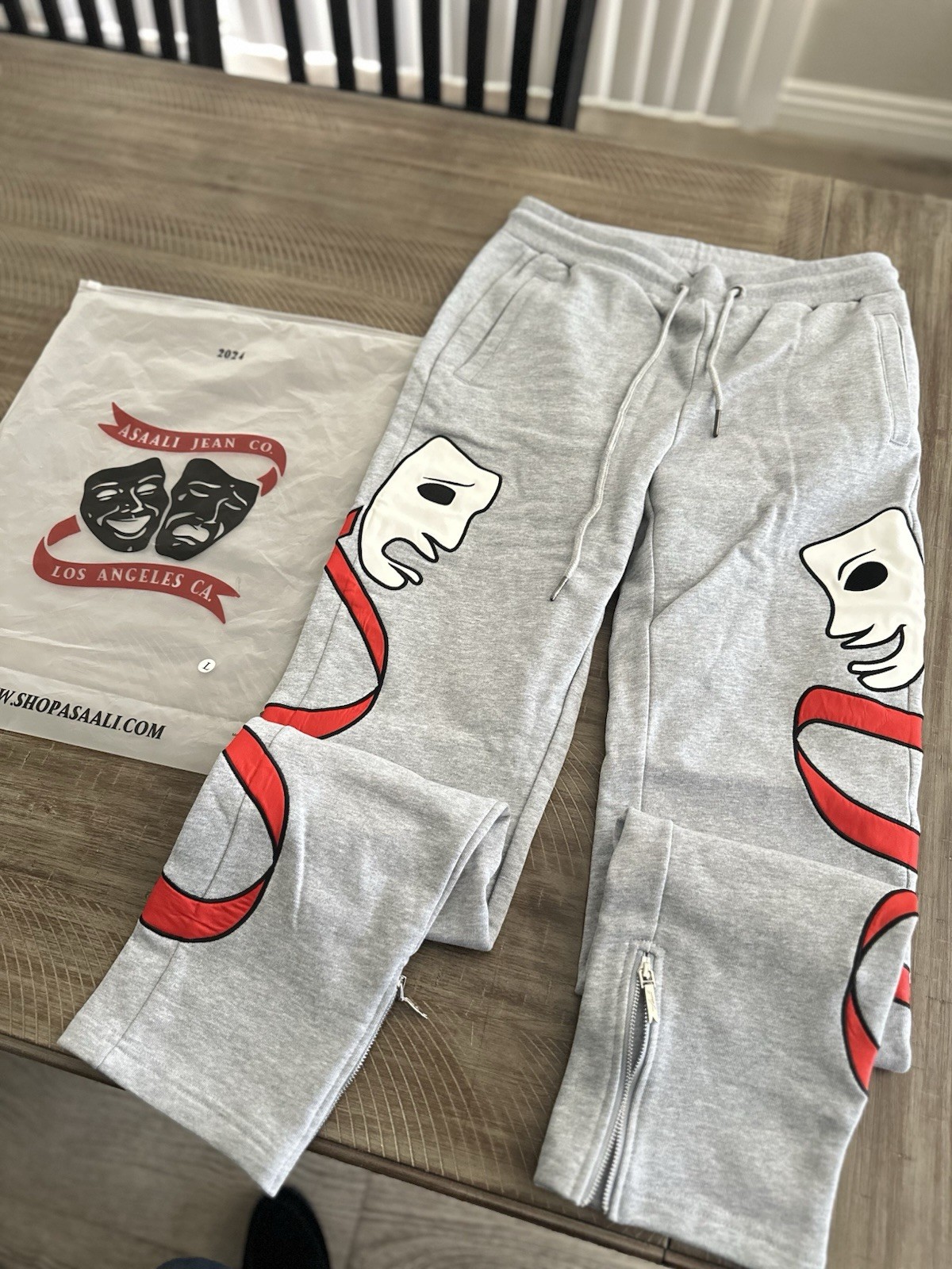 Asaali Jean Co. Men\'s Gray Graphic Logo Sweatpants L Drawstring Ankle Zip Asaali Jean Co. Men\'s Gray Graphic Logo Sweatpants L Drawstring Ankle Zip