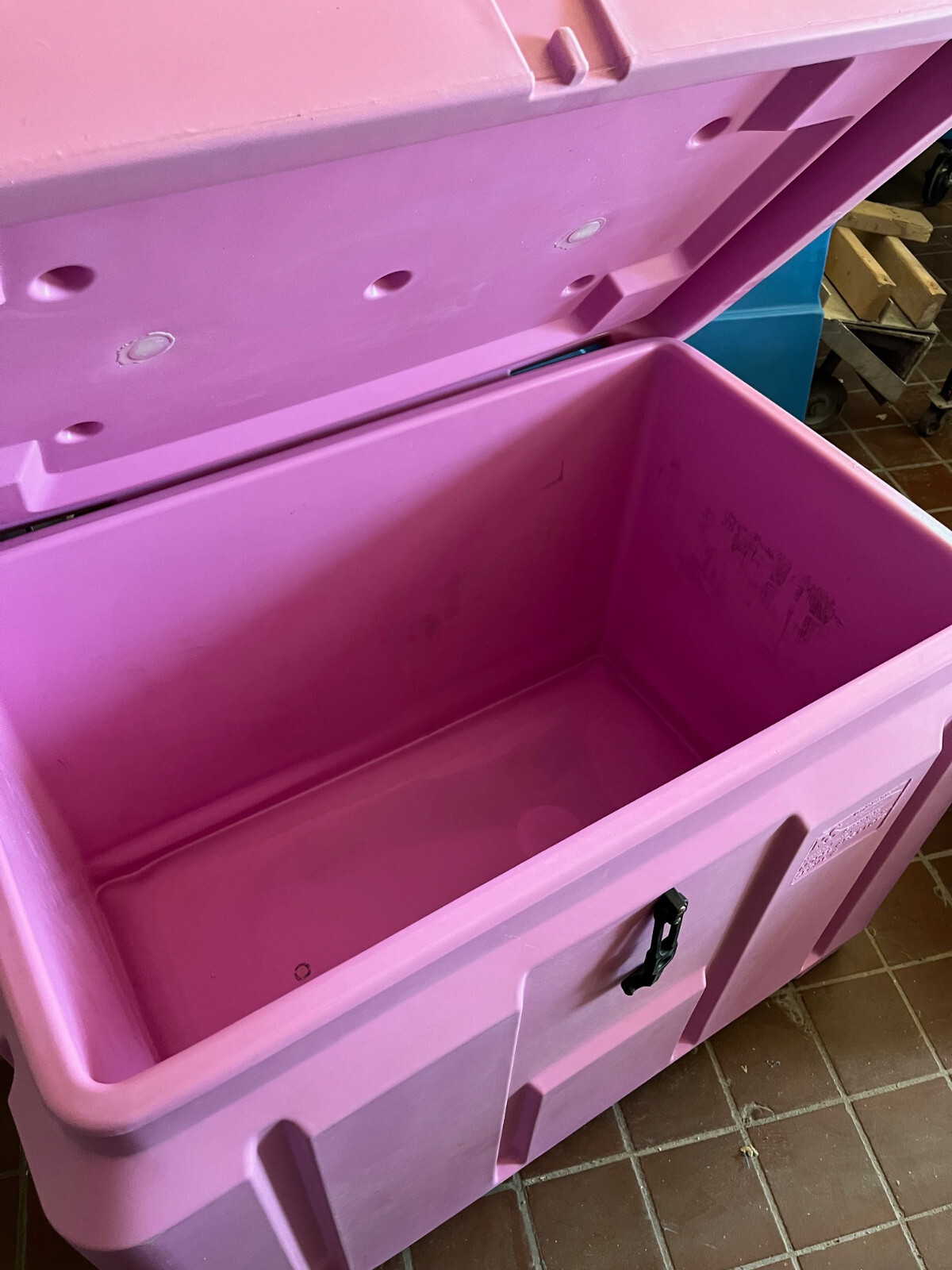 Cosmetic Defective Insulated Food Service Container 11 cu ft Shipping/ Storage Cosmetic Defective Insulated Food Service Container 11 cu ft Shipping/ Storage