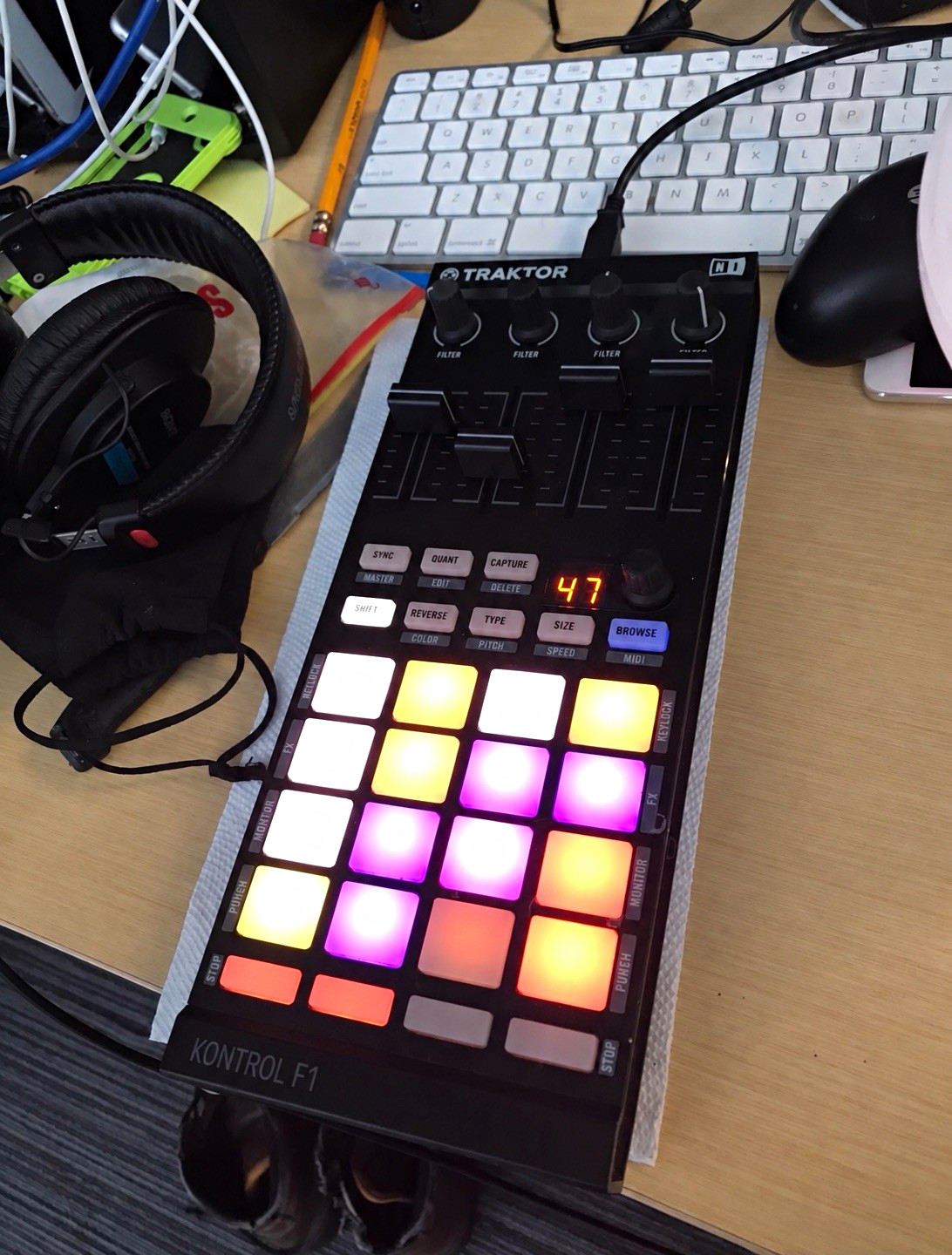 Traktor Kontrol F1 Free 2-3 day shipping included (domestic) Traktor Kontrol F1 Free 2-3 day shipping included (domestic)