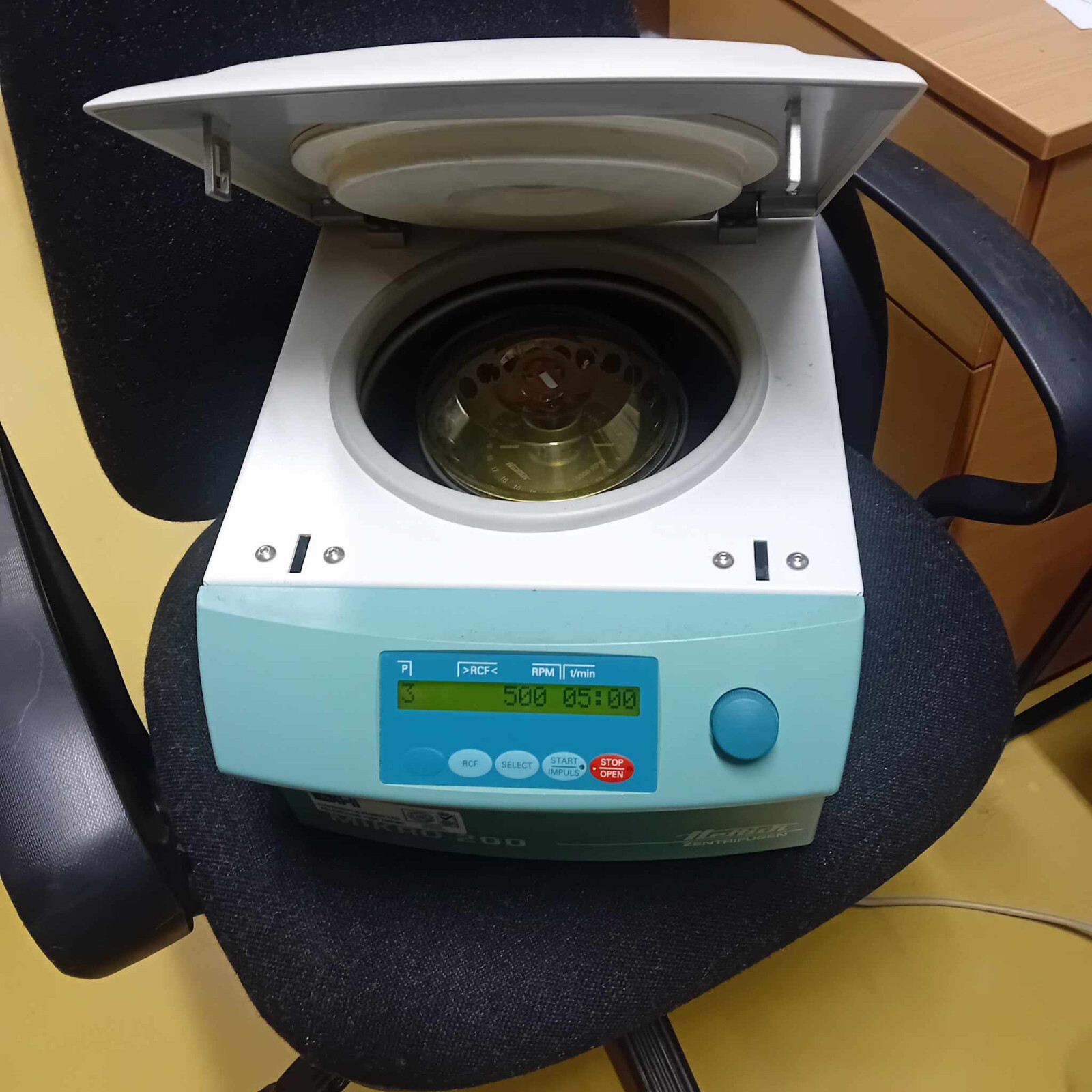 Hettich Mikro 200 Centrifuge *price drop* Hettich Mikro 200 Centrifuge *price drop*