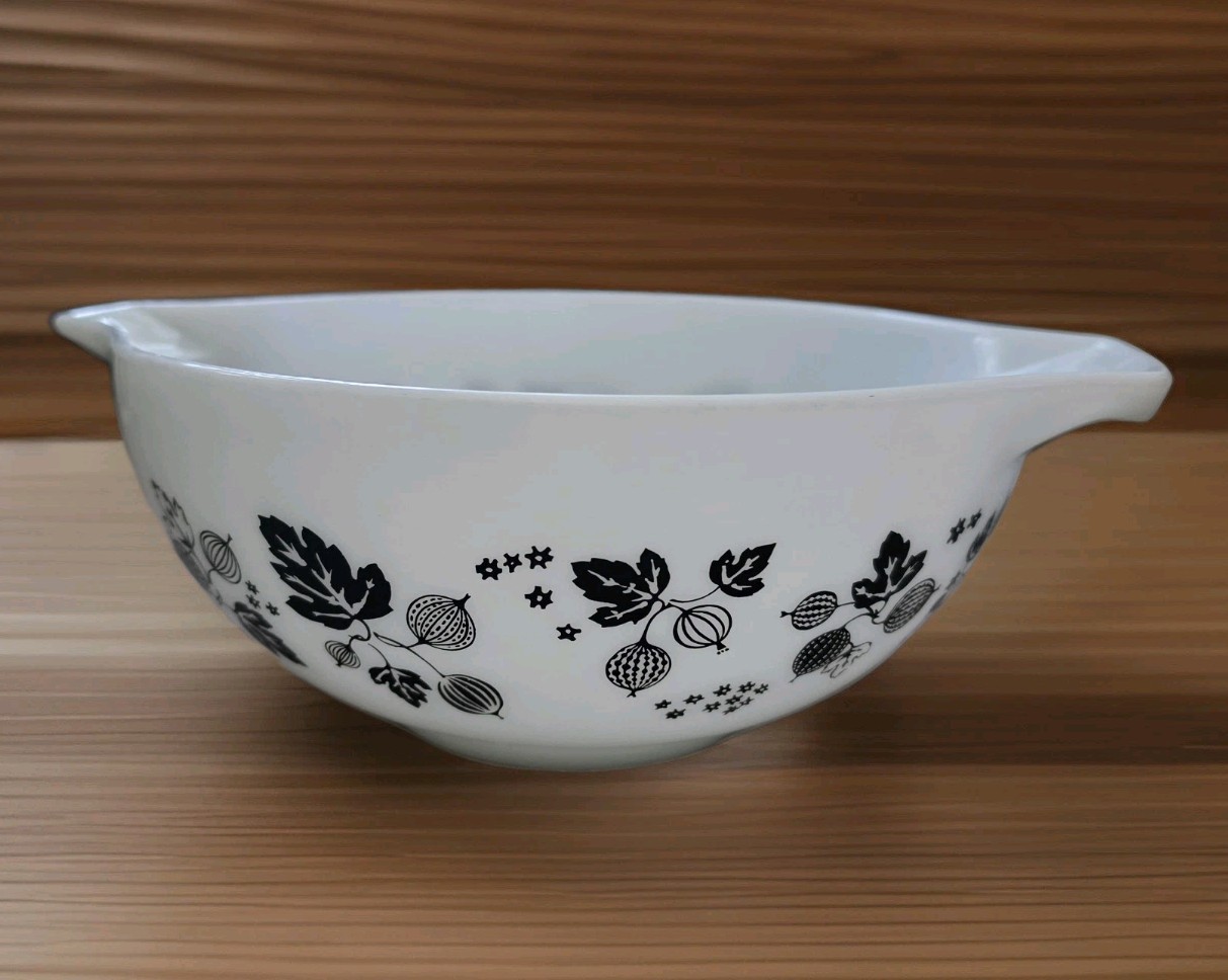 Vintage Pyrex 443 BLACK & WHITE GOOSEBERRY Cinderella Bowl - 2 1/2 Quart CLEAN Vintage Pyrex 443 BLACK & WHITE GOOSEBERRY Cinderella Bowl - 2 1/2 Quart CLEAN