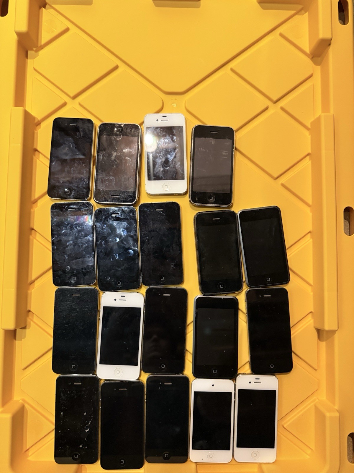 Apple iPhone 4 / ipod lot of 19 for parts ONLY ** READ** Apple iPhone 4 / ipod lot of 19 for parts ONLY ** READ**
