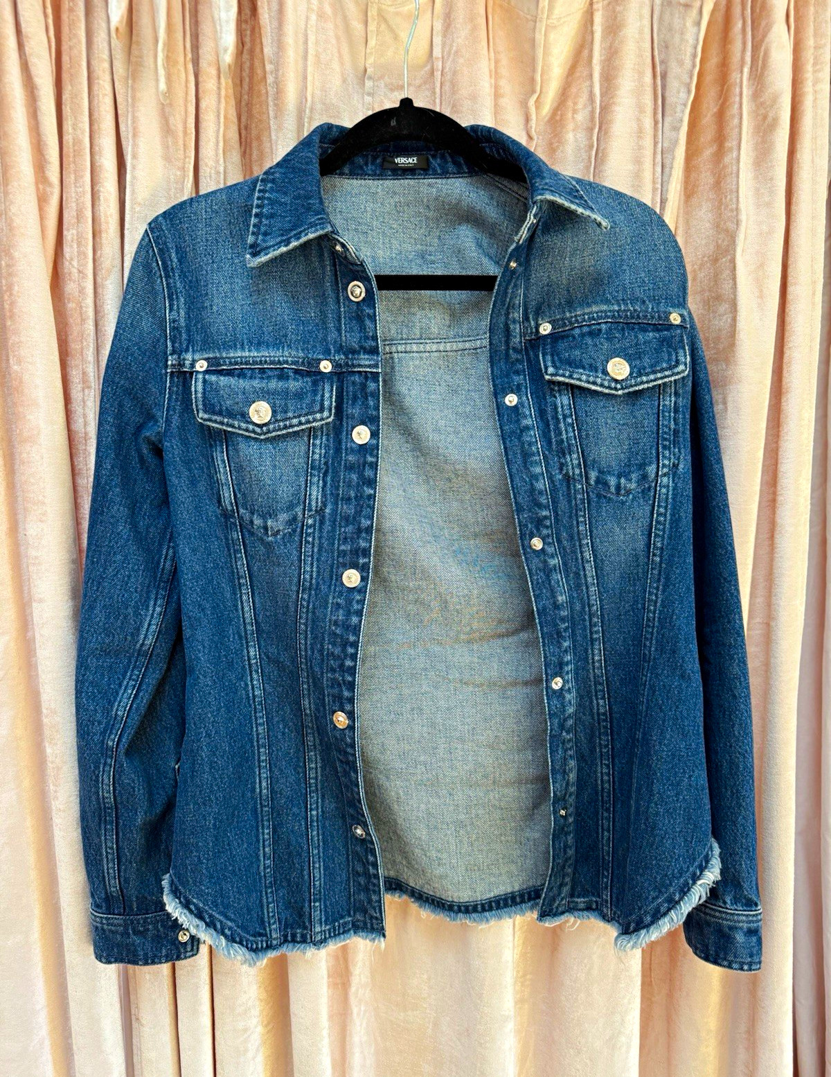 Versace Women’s Size 38 Blue Denim Jacket Medusa Buttons Frayed Hem Italy Versace Women’s Size 38 Blue Denim Jacket Medusa Buttons Frayed Hem Italy