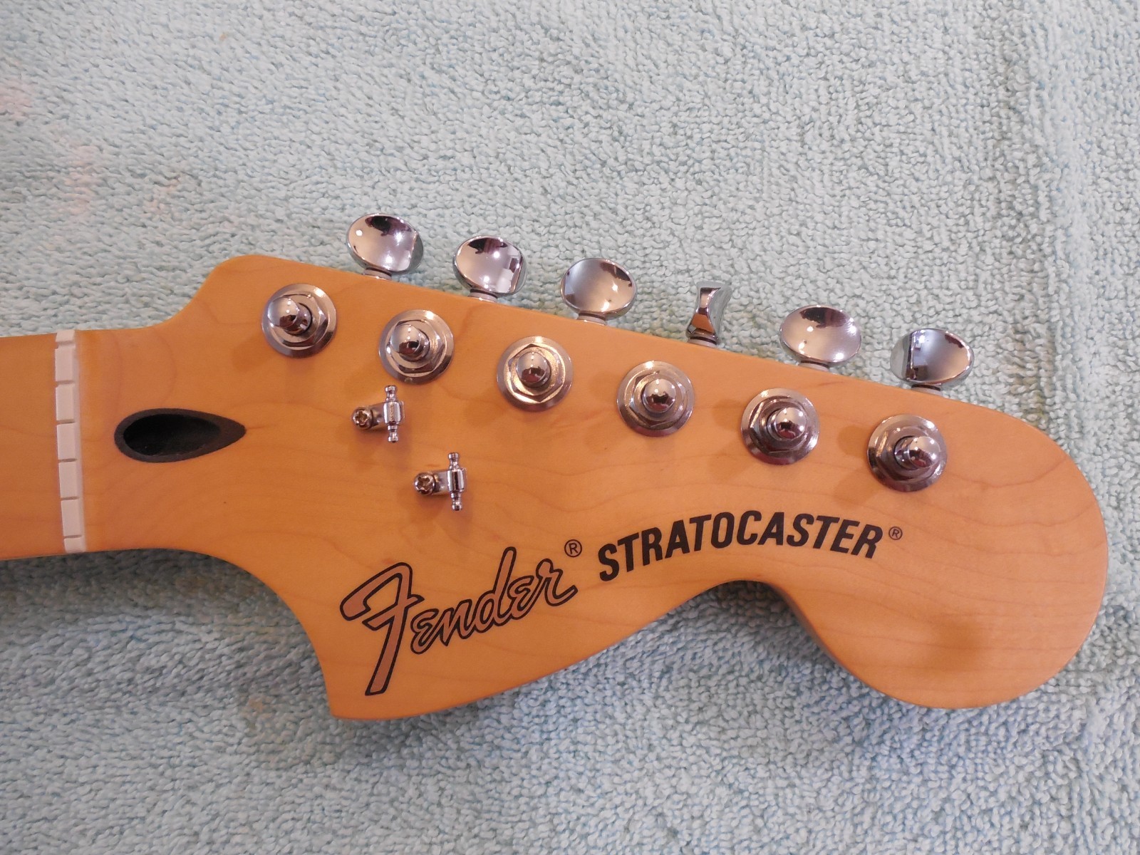 Fender Deluxe Stratocaster MIM Maple Neck w/Fender Locking Tuners Excellent Fender Deluxe Stratocaster MIM Maple Neck w/Fender Locking Tuners Excellent