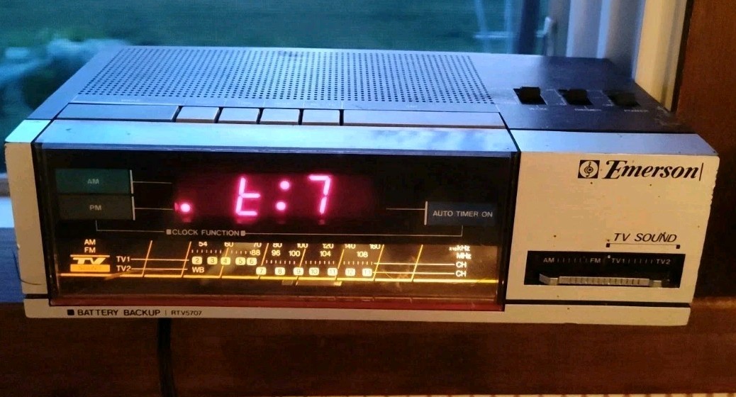 Vintage Emerson Clock Radio Model RTV5707 Vintage Emerson Clock Radio Model RTV5707