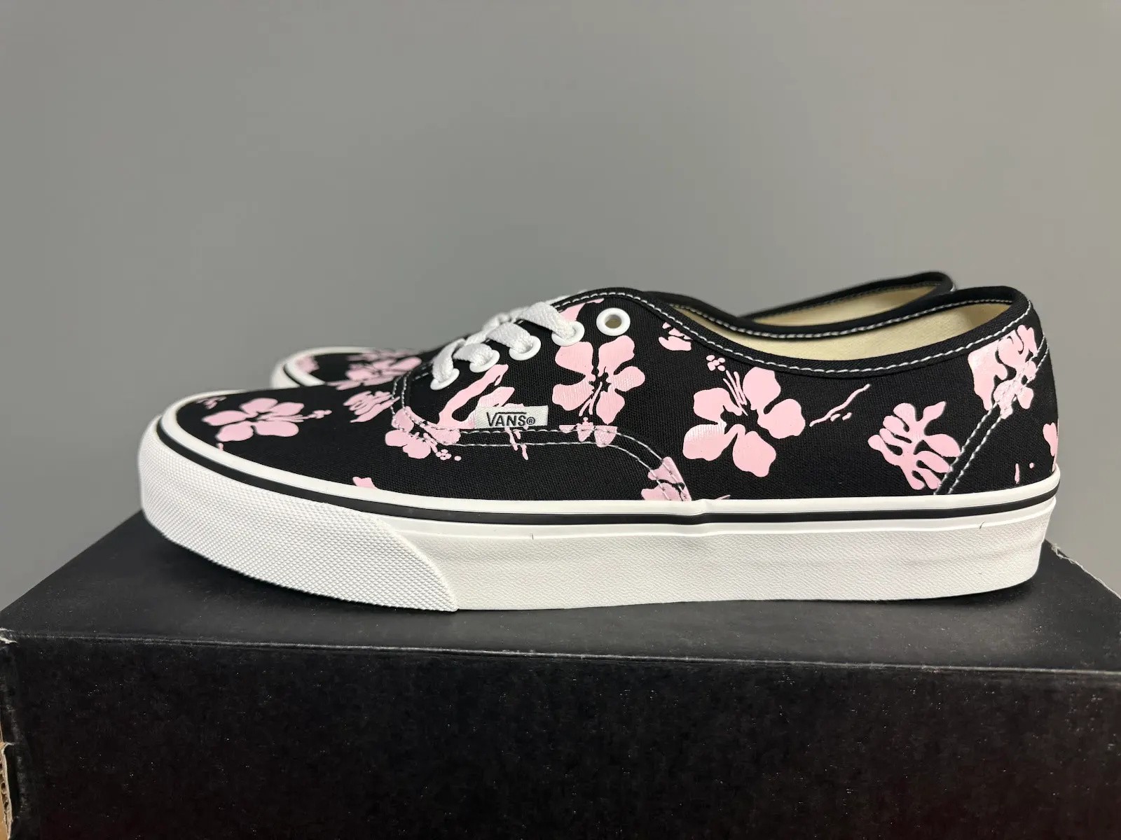 Vans Authentic Unisex Low Top Sneakers New in Box Men's & Women's Sizes Vans Authentic Unisex Low Top Sneakers New in Box Men's & Women's Sizes