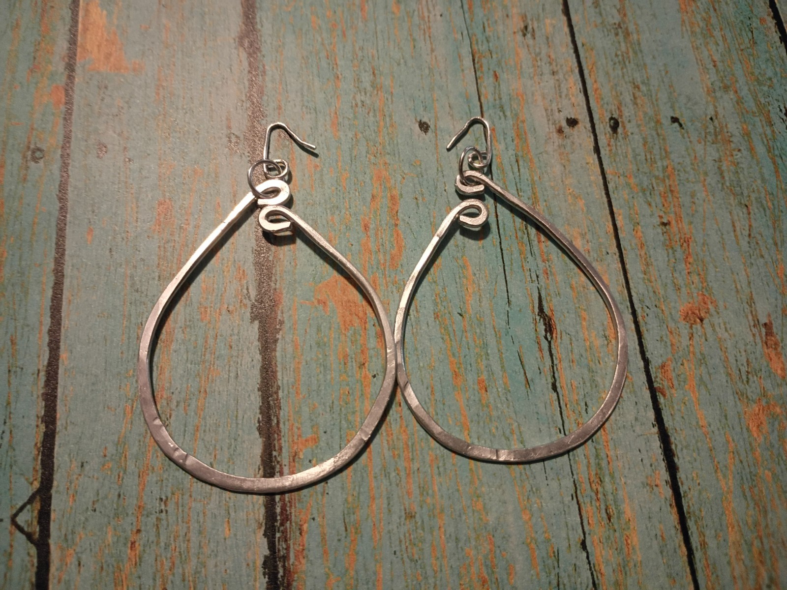 Handmade Hammered Rustic Non-Tarnish Silver Teardrop Dangle Women\'s Earrings Handmade Hammered Rustic Non-Tarnish Silver Teardrop Dangle Women\'s Earrings