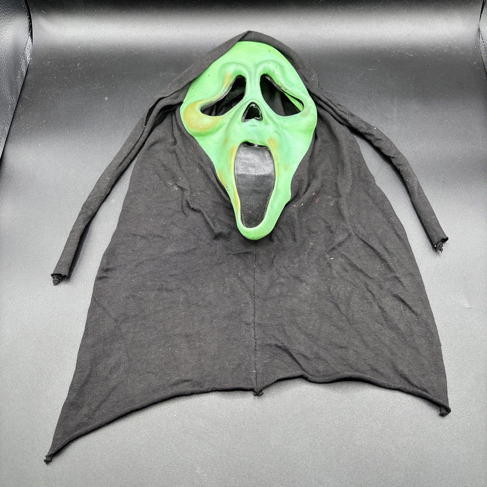 Vintage SCREAM Green Ghost Face Mask Fun World Div Halloween READ