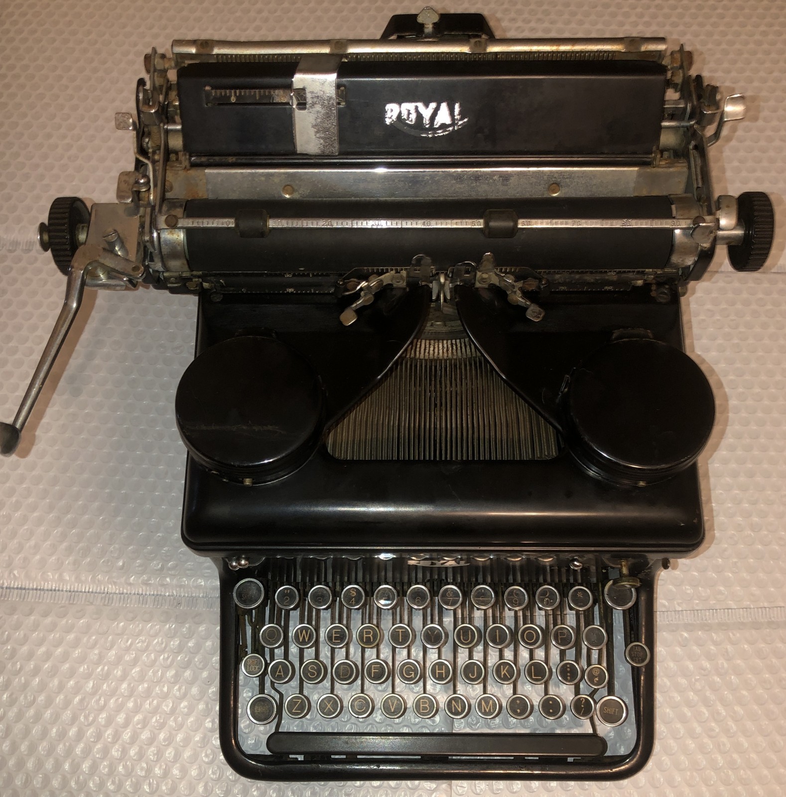 Beautiful Antique 1936 Royal KHM Series Typewriter KHM-2164637 , needs some work Beautiful Antique 1936 Royal KHM Series Typewriter KHM-2164637 , needs some work