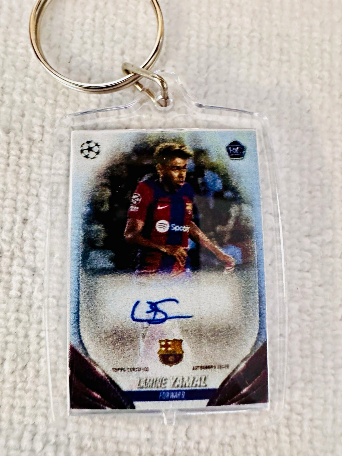 Topps 2023-24 Chrome UEFA Lamine Yamal FC Barcelona key chain Topps 2023-24 Chrome UEFA Lamine Yamal FC Barcelona key chain