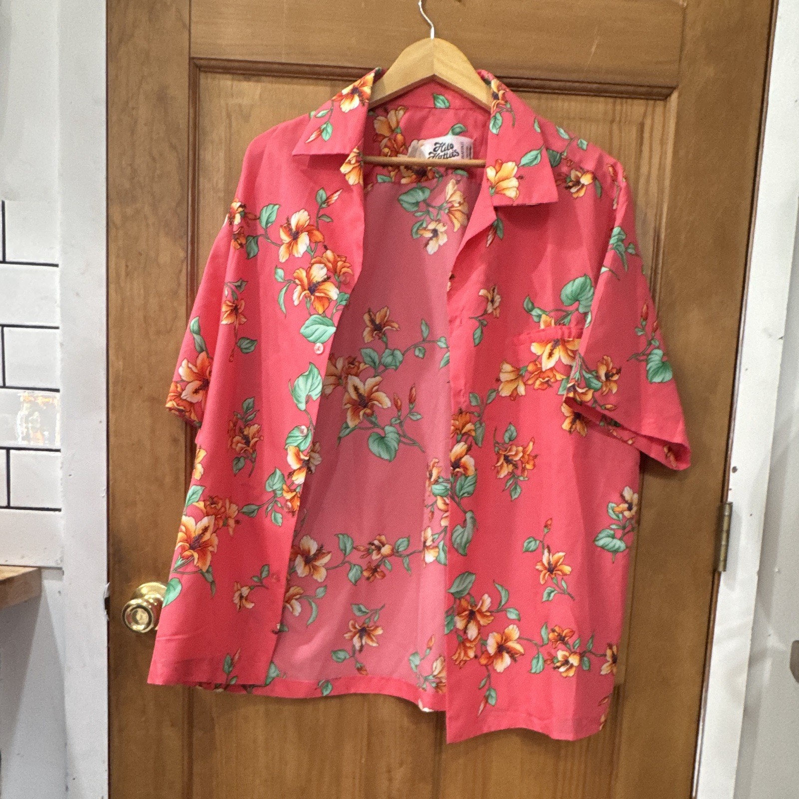 Hilo Hatties Men\'s Pink Floral Hawaiian Tropical Rayon Button-Up Shirt Pockets Hilo Hatties Men\'s Pink Floral Hawaiian Tropical Rayon Button-Up Shirt Pockets