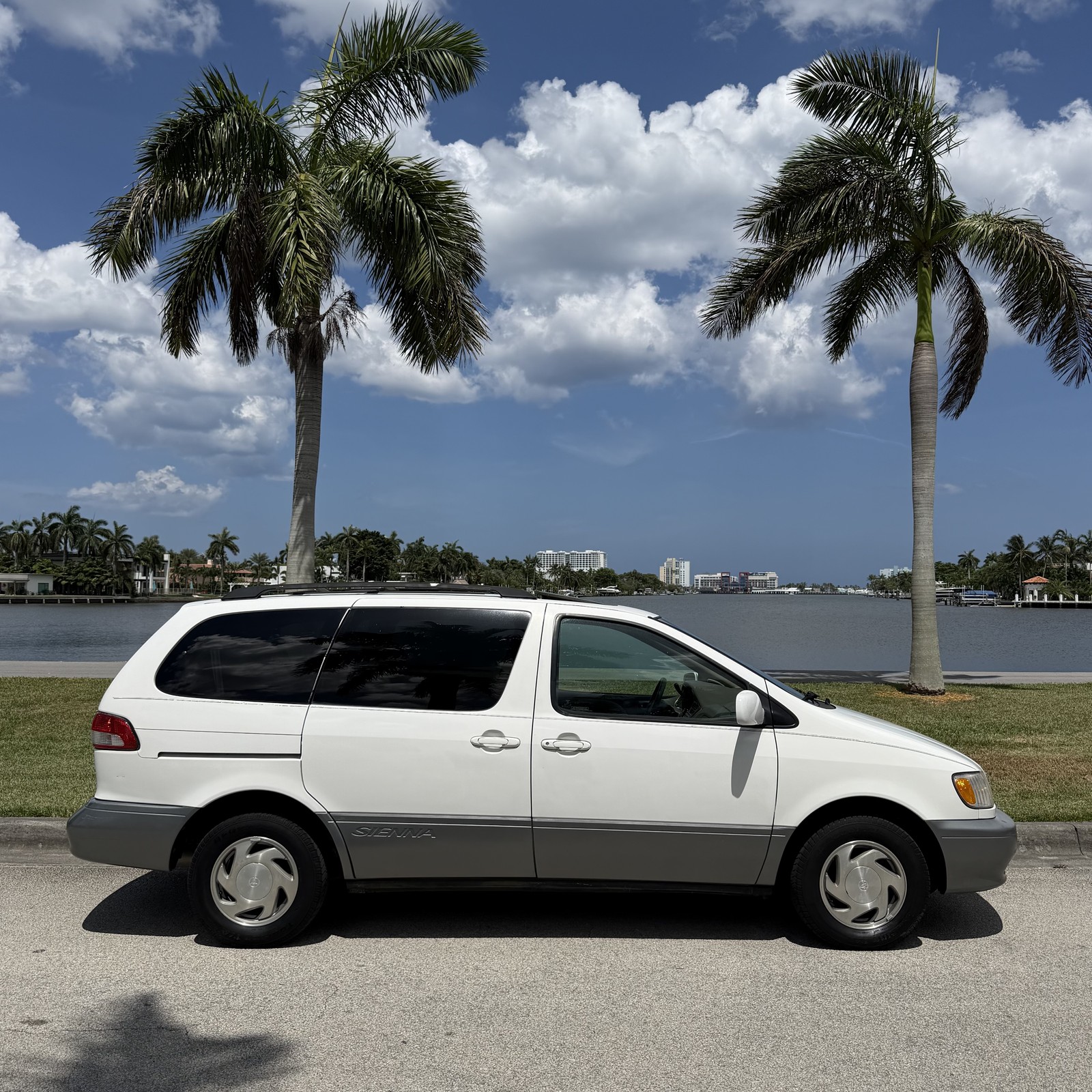 2002 Toyota Sienna XLE ONLY 89K MILES TWO OWNER CLEAN CARFAX FLORIDA RUST FREE
