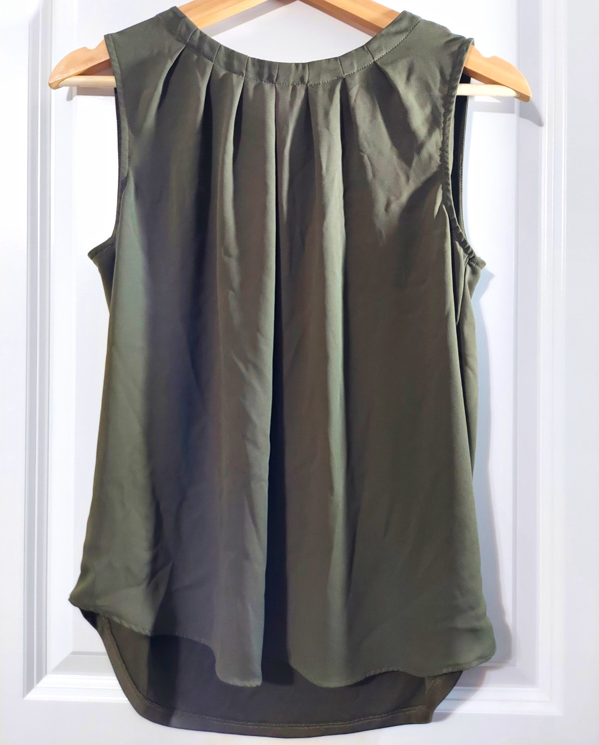 Ann Taylor Women\'s Solid Green Round Neck Sleeveless Pleated Pullover Blouse XS Ann Taylor Women\'s Solid Green Round Neck Sleeveless Pleated Pullover Blouse XS