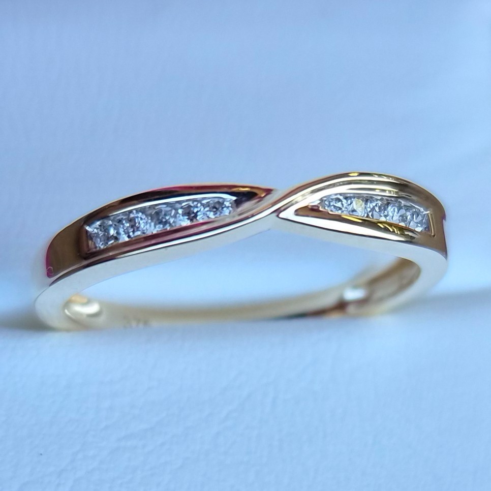 9ct Yellow Gold Ring - Round Brilliant Cut with 0.10 CARAT of Diamonds 9ct Yellow Gold Ring - Round Brilliant Cut with 0.10 CARAT of Diamonds