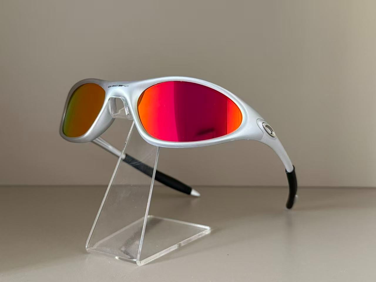 Oakley Mitute 1.0 Silver Rainbow Vintage Sunglasses Gorpcore USA Y2K Avantgarde Oakley Mitute 1.0 Silver Rainbow Vintage Sunglasses Gorpcore USA Y2K Avantgarde