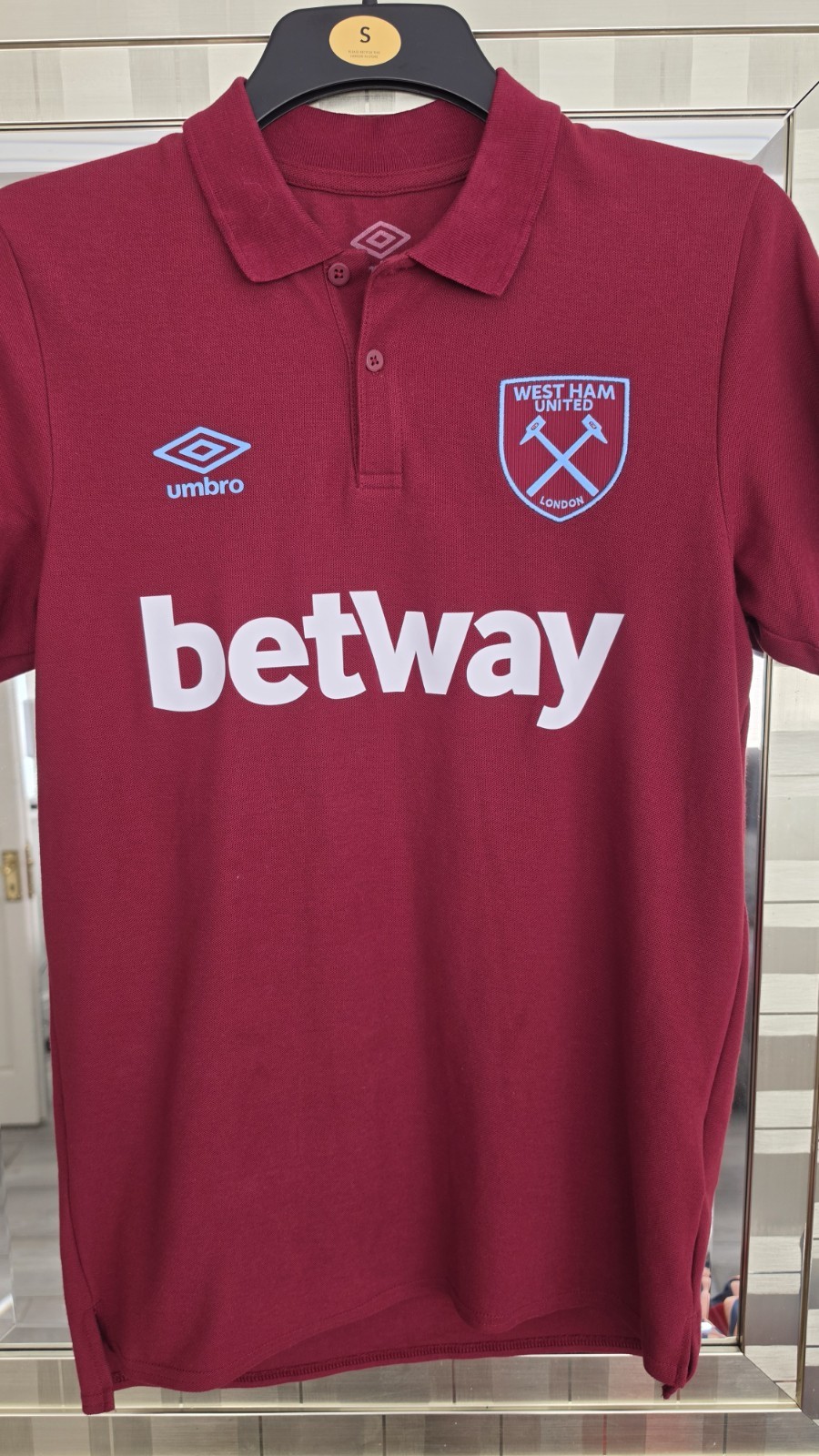 WEST HAM UNITED FOOTBALL POLO SHIRT SIZE MEDIUM Excon WEST HAM UNITED FOOTBALL POLO SHIRT SIZE MEDIUM Excon