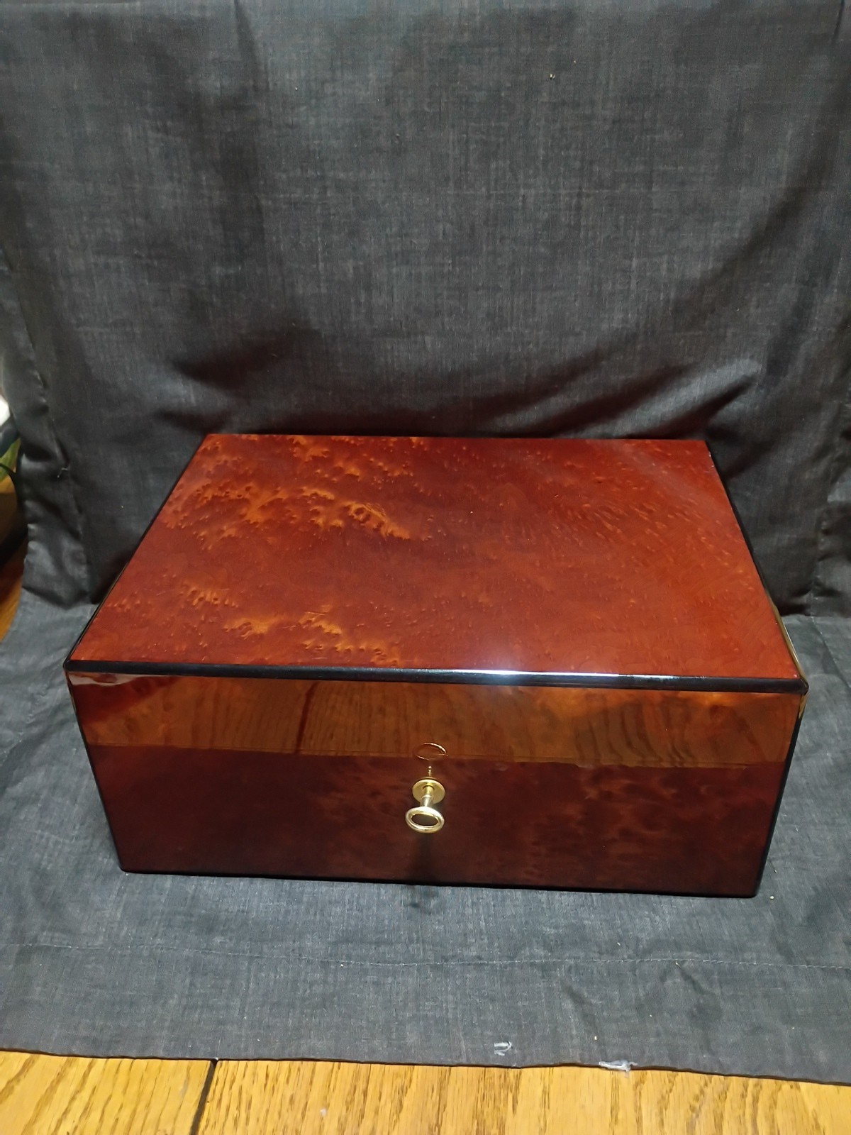 Larger Size AVO Cirgar Box Burlwood Beautil Box Larger Size AVO Cirgar Box Burlwood Beautil Box