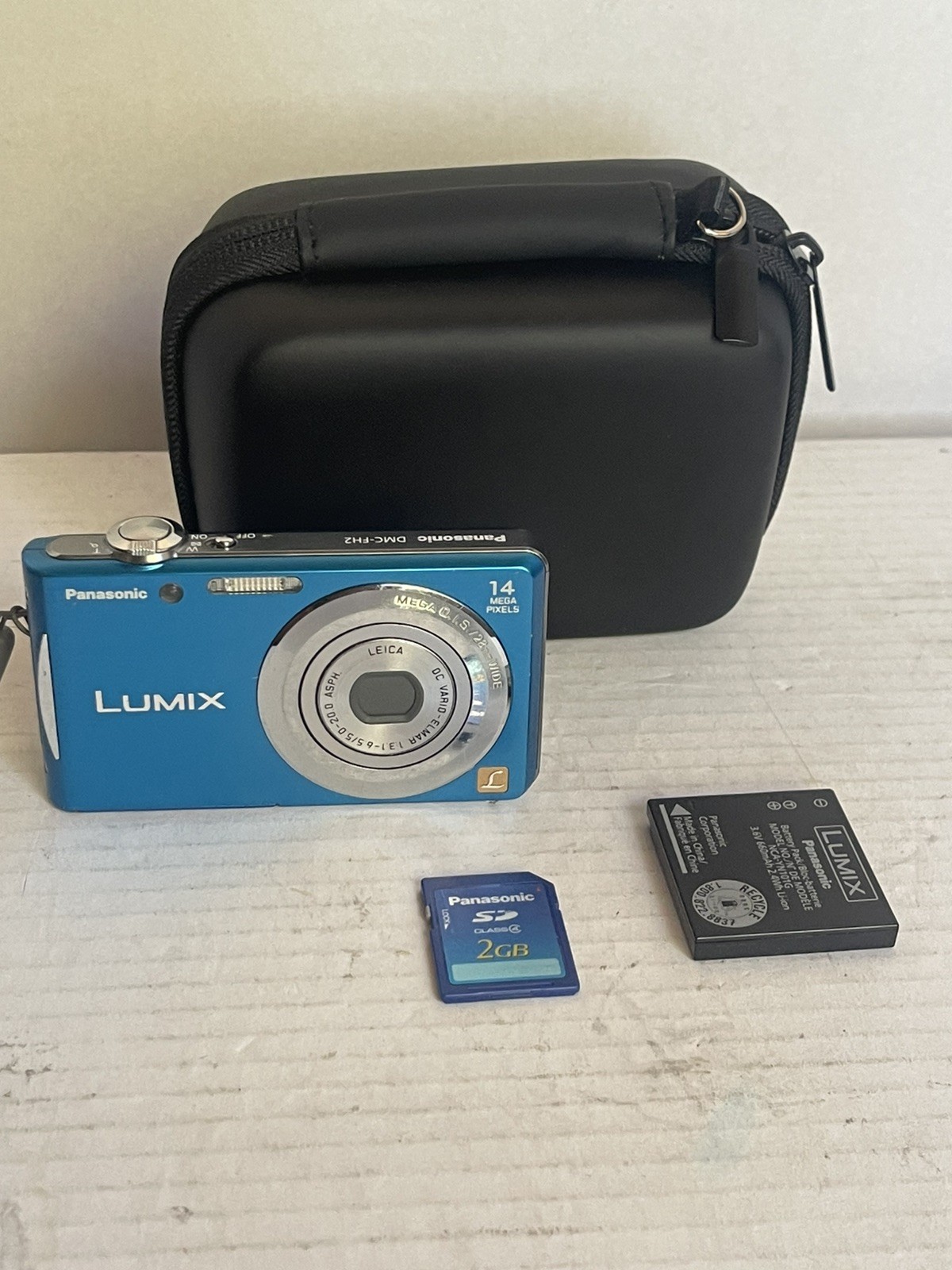 Panasonic Lumix Digital Camera Blue DMC-FH2 14MP w Battery with 2GB memory/ Case Panasonic Lumix Digital Camera Blue DMC-FH2 14MP w Battery with 2GB memory/ Case