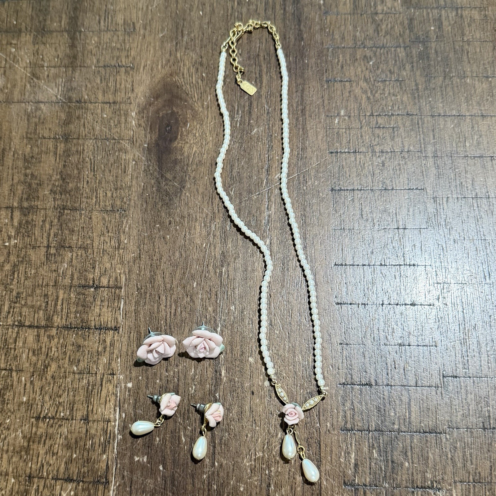 1928 Porcelain Roses Faux Pearl Drop Pendant Necklace w/2 Pair Earrings Set EUC