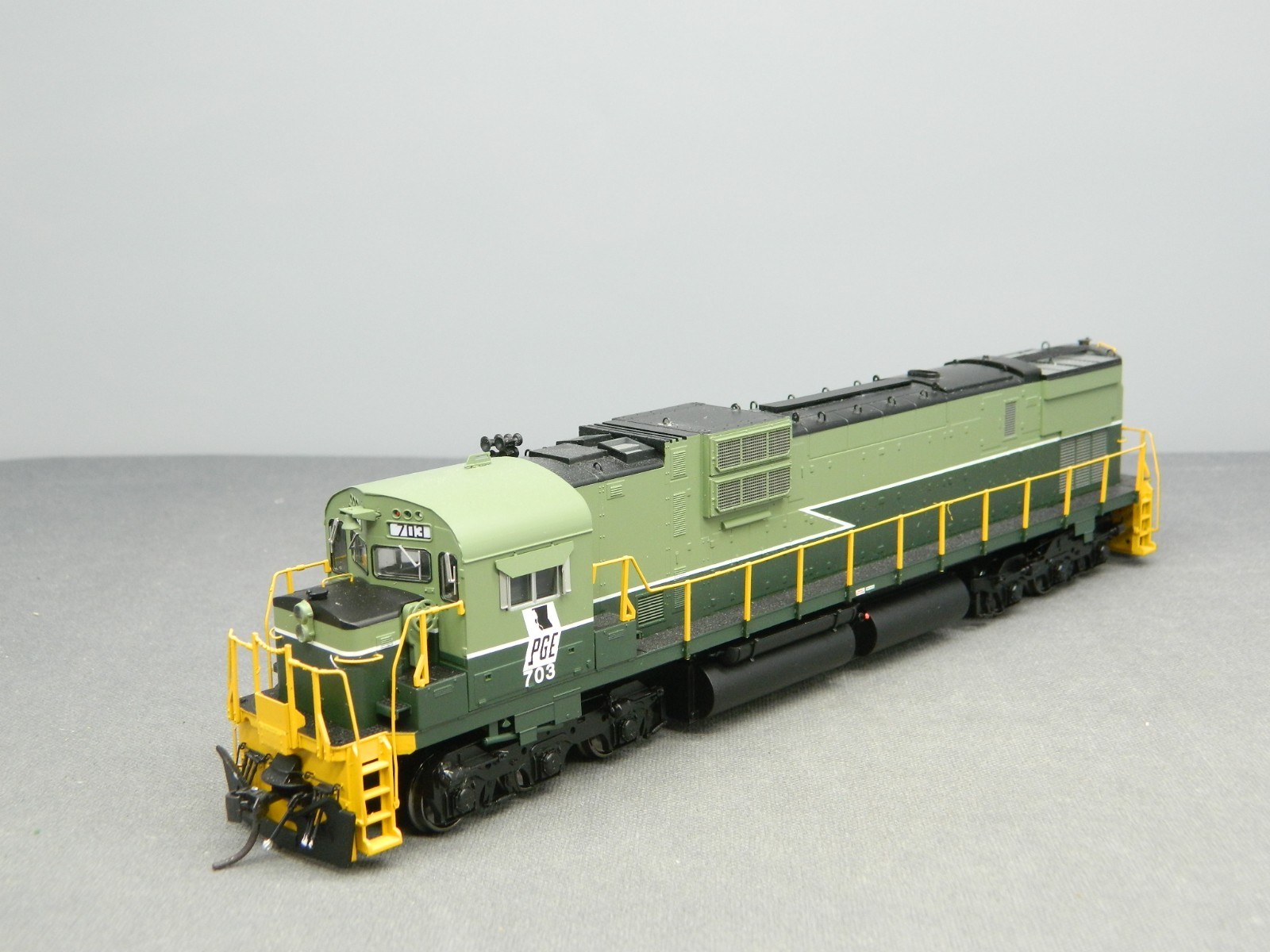 HO 1/87 Bowser No. 23454 ALCO C630M Diesel Locomotive PGE #703 DCC Ready