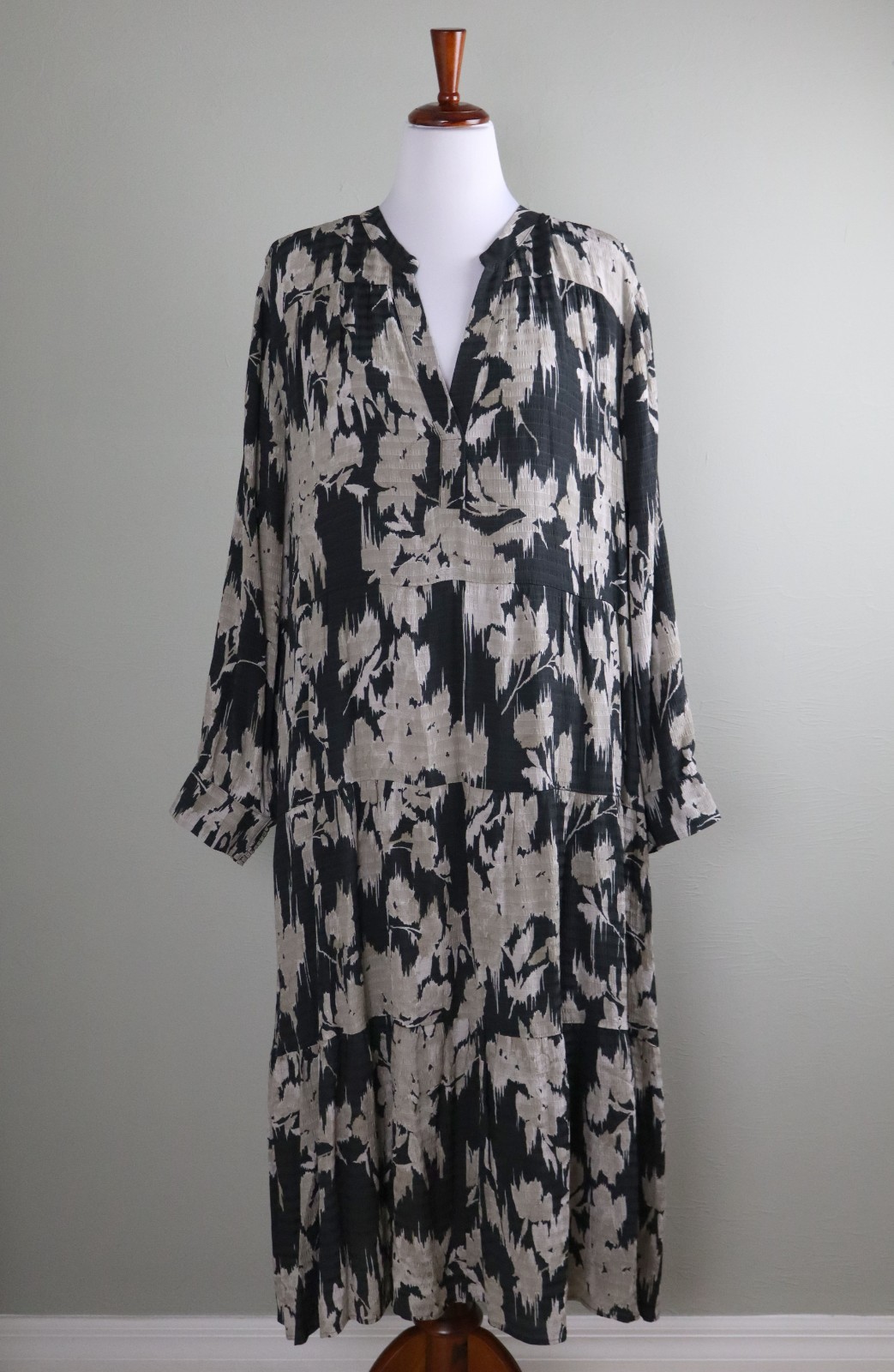 CHICO\'S NWT $149 Midi Tiered Floral Dress in Beige Black Size 4 US 20