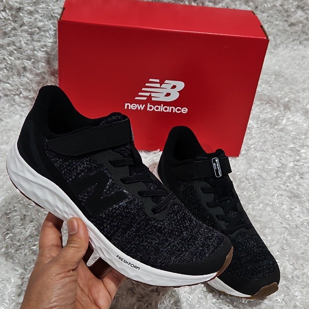Kids New Balance fast and easy slip on black Outdoor Athletic sneakers Size 11 Kids New Balance fast and easy slip on black Outdoor Athletic sneakers Size 11