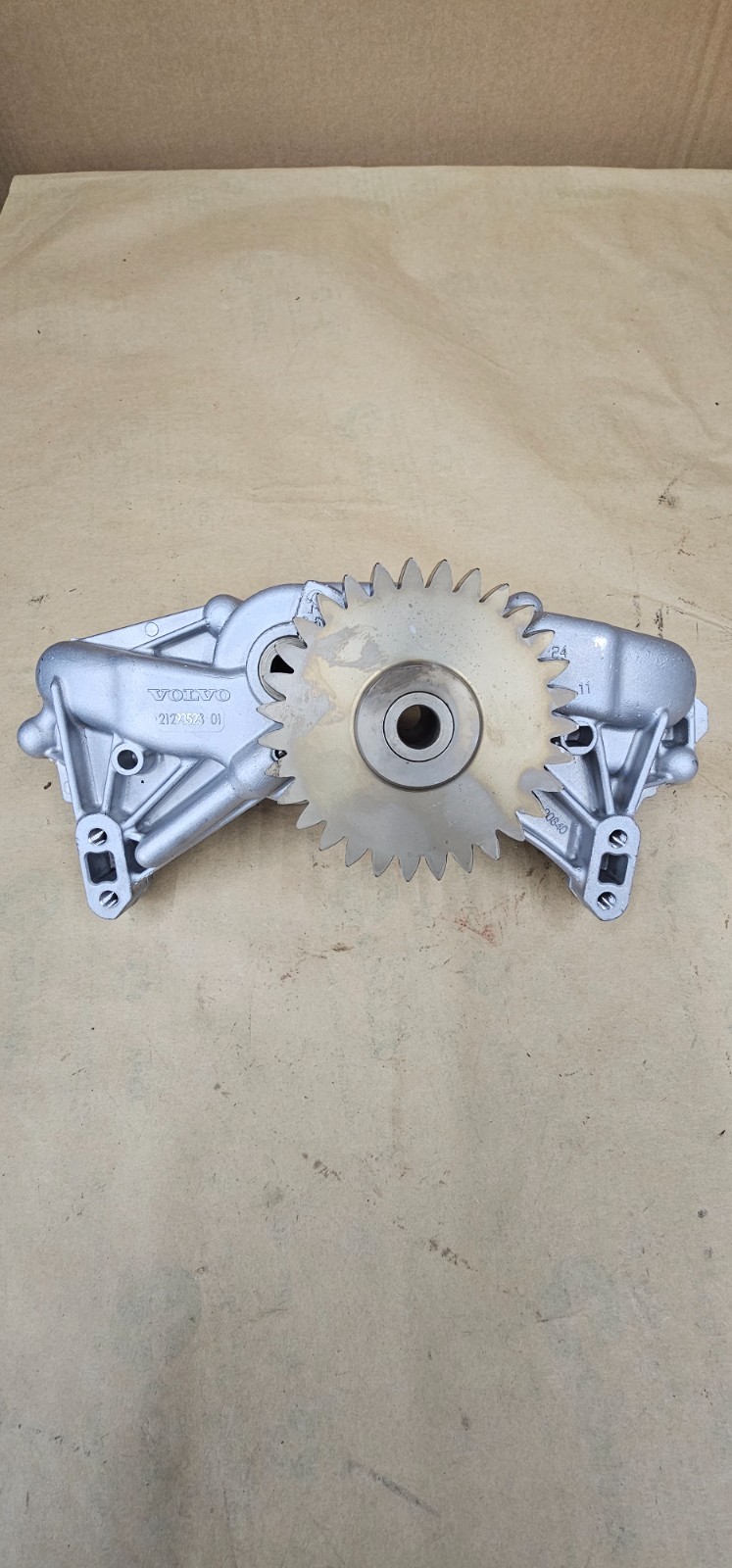 OEM Volvo D13 Oil pump original. *** NEW*** Part# 21293523 01 , 20824908 OEM Volvo D13 Oil pump original. *** NEW*** Part# 21293523 01 , 20824908