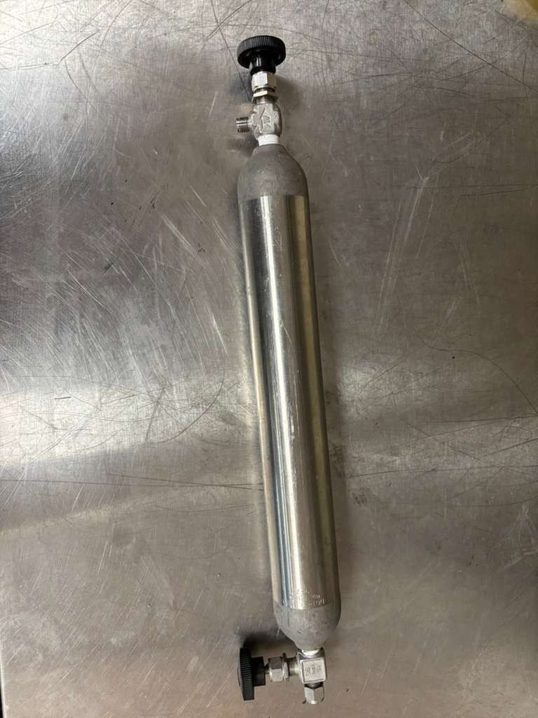 Hoke Sample Cylinder DOT-3E 1800, 304 With Connect SS 1VM4 S4 AND SS 1 VM4 S4-A