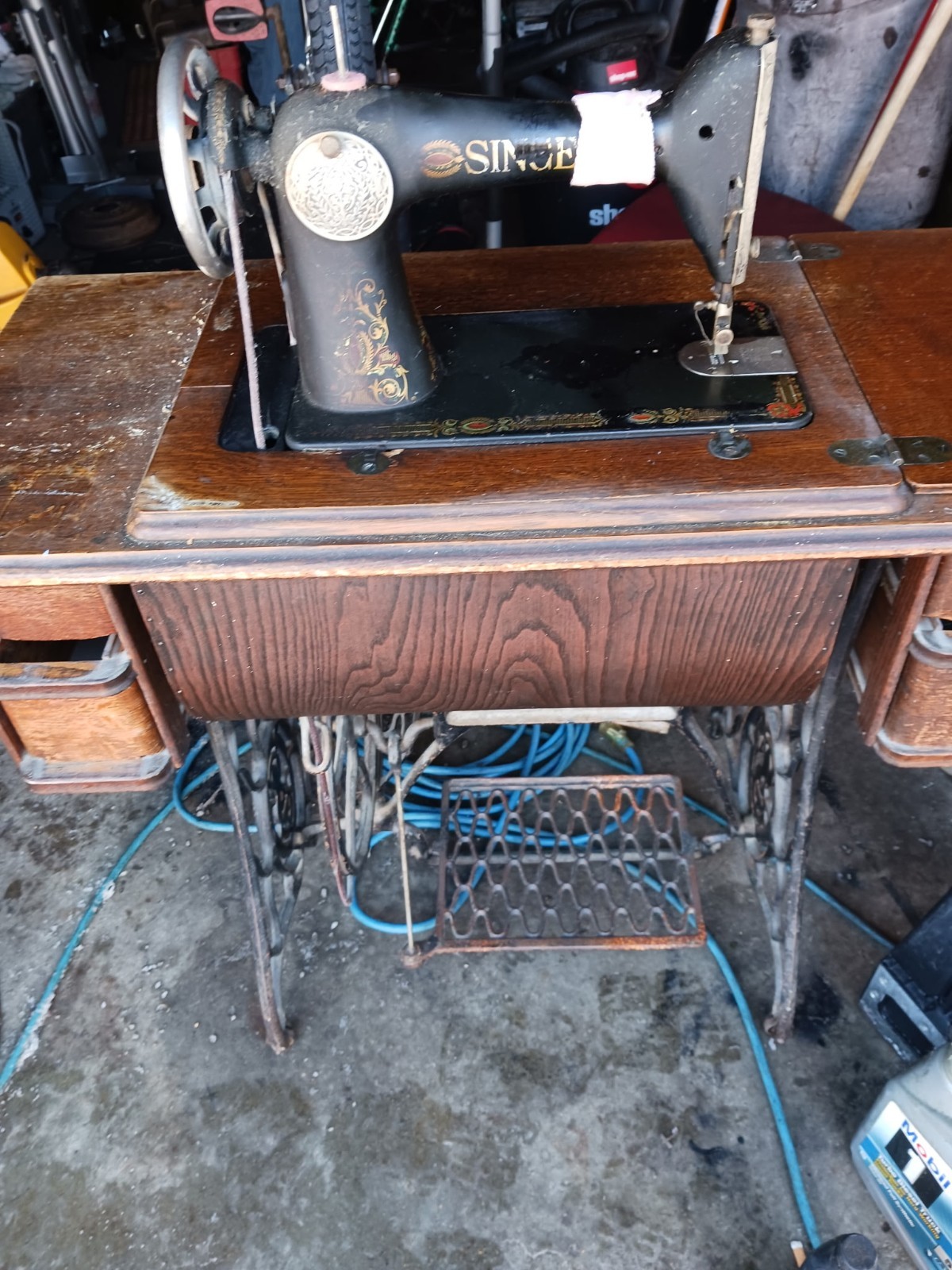 1920s Singer treadle sewing machine in original cabinet, Instructions And Parts 1920s Singer treadle sewing machine in original cabinet, Instructions And Parts