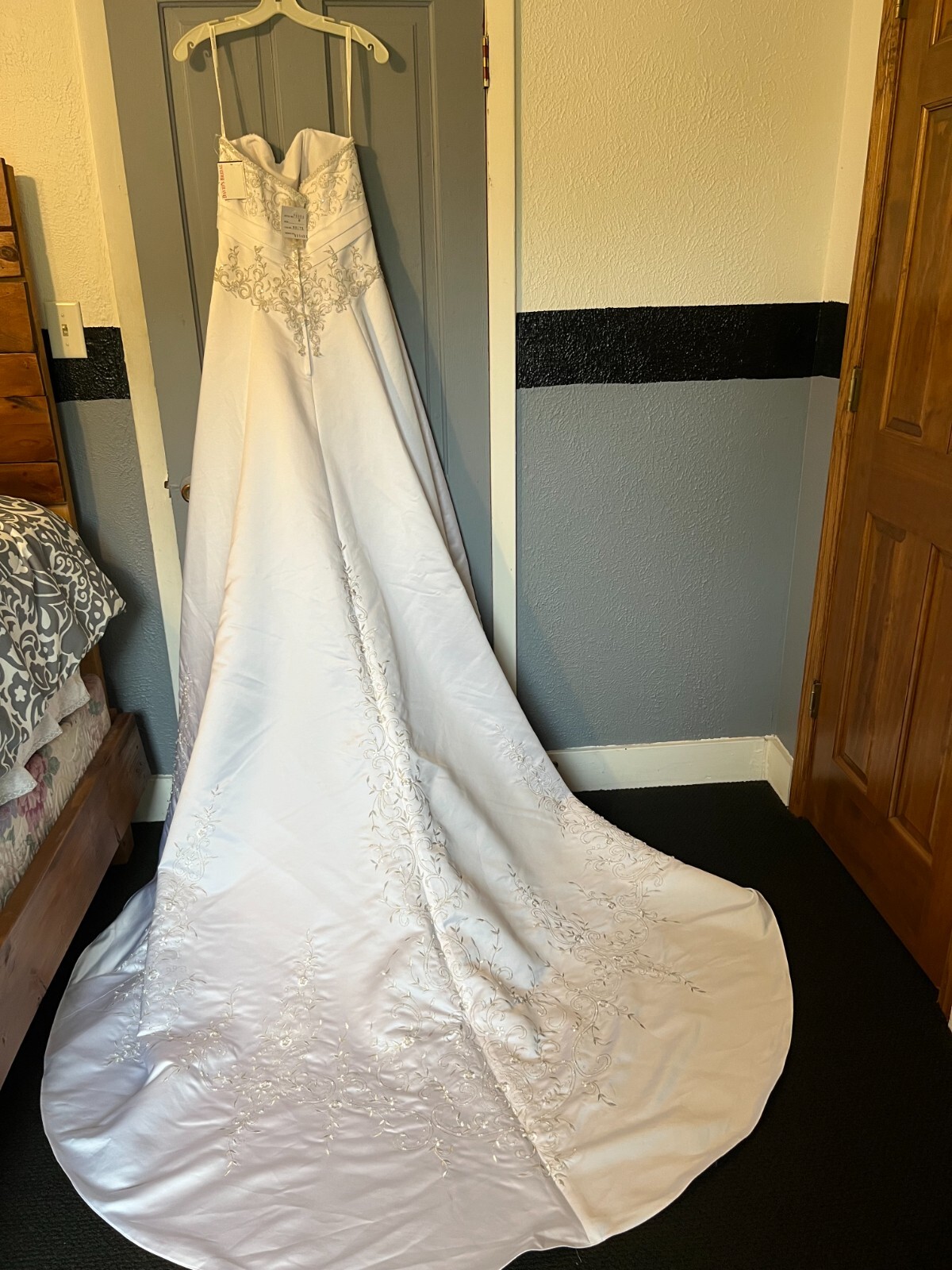 Davids Bridal Wedding Dress new size 8 strapless embroidered style # V9364 Davids Bridal Wedding Dress new size 8 strapless embroidered style # V9364