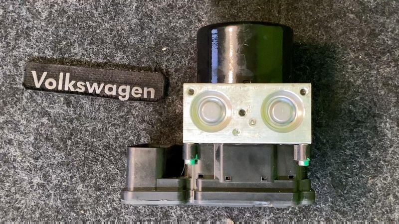 2015-2016 Volkswagen Jetta ABS Anti-Lock Brake Pump Control Module Assembly