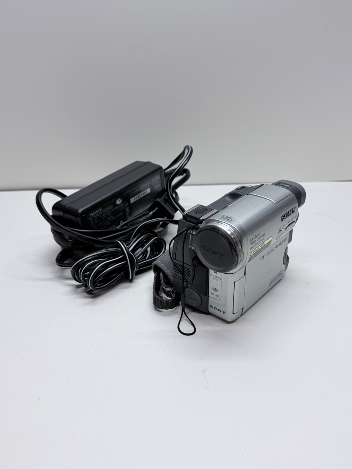 Sony DCR-TRV33 Handycam MiniDV Digital Video Camcorder Sony DCR-TRV33 Handycam MiniDV Digital Video Camcorder
