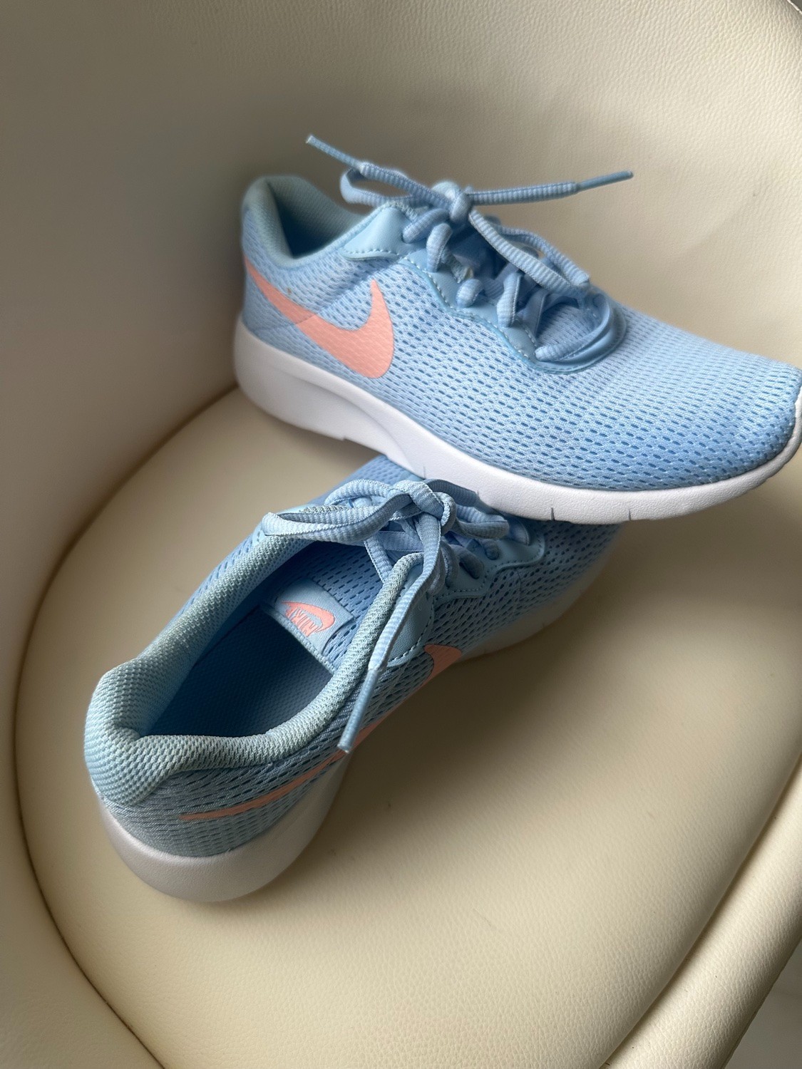 Nike Tanjun Youth Running Shoes Size 4Y Light Blue Pink - Lightly Worn Nike Tanjun Youth Running Shoes Size 4Y Light Blue Pink - Lightly Worn